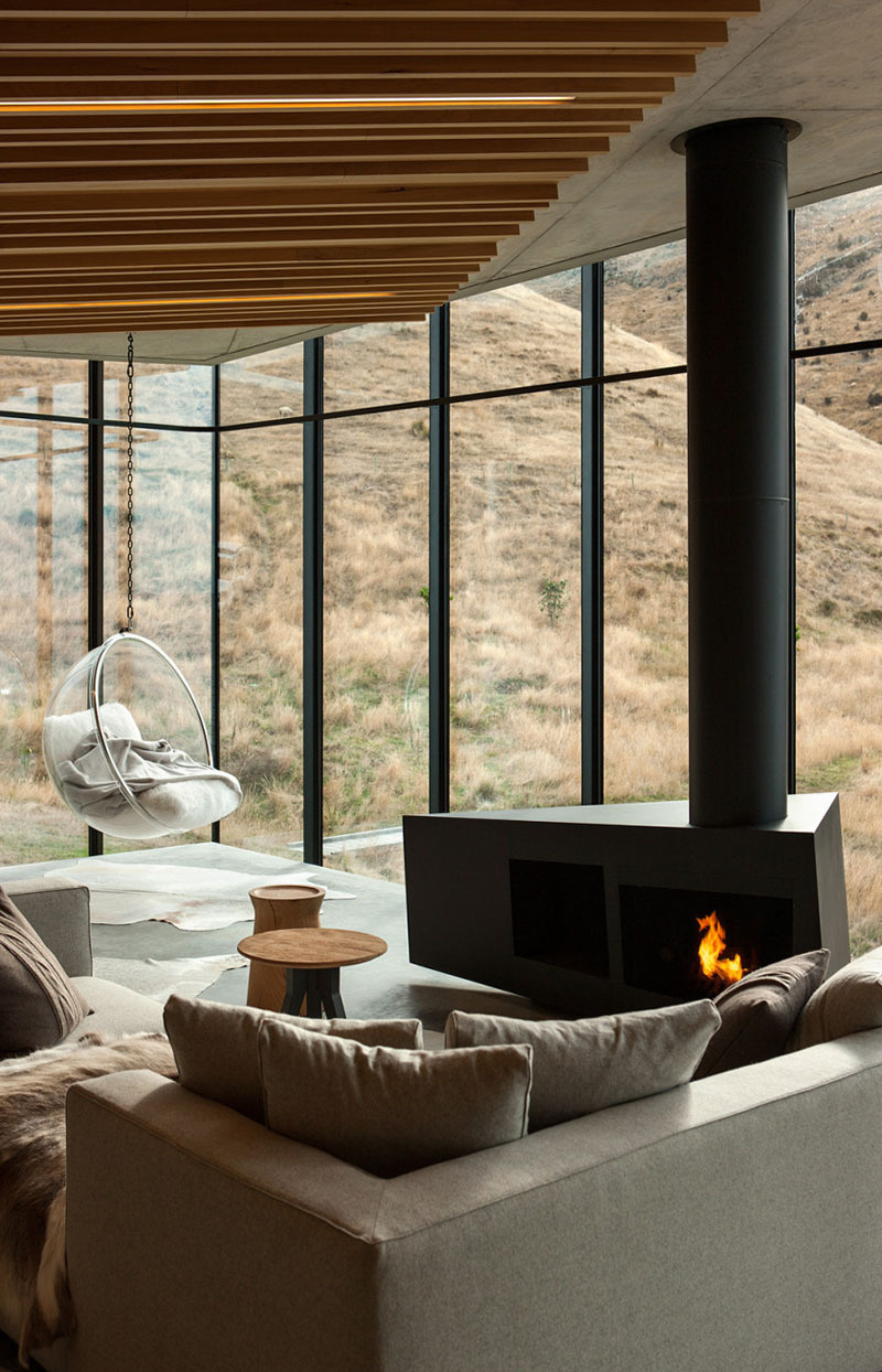 Wrapped in horizontal macrocarpa wood, the living space opens to sweeping views through low-e glass. Earthquake-resistant steel frames keep the space secure without blocking the horizon.