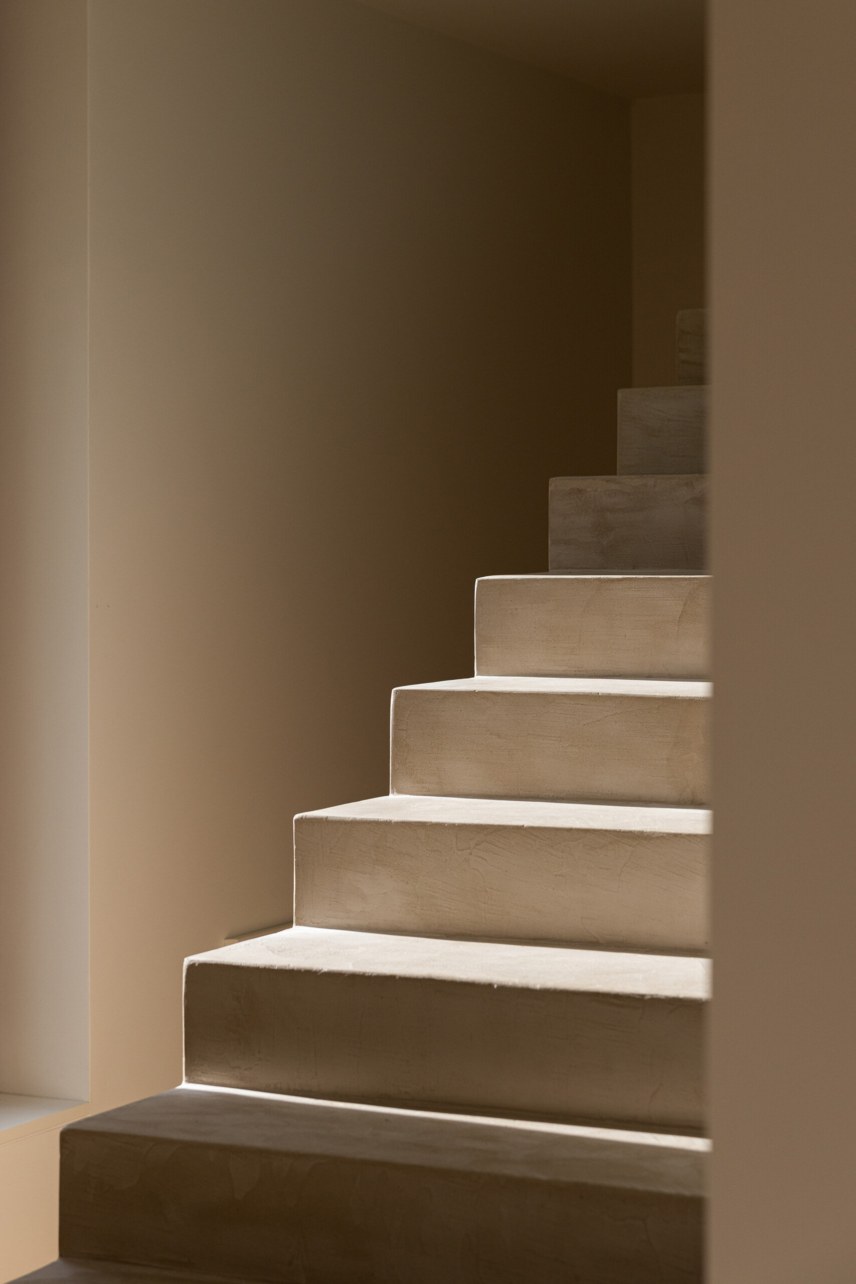 Connecting the two levels, the stairs follow the slope of the terrain. Their simplicity and subtlety align with the home’s overall intent, to serve as an unobtrusive link between spaces.