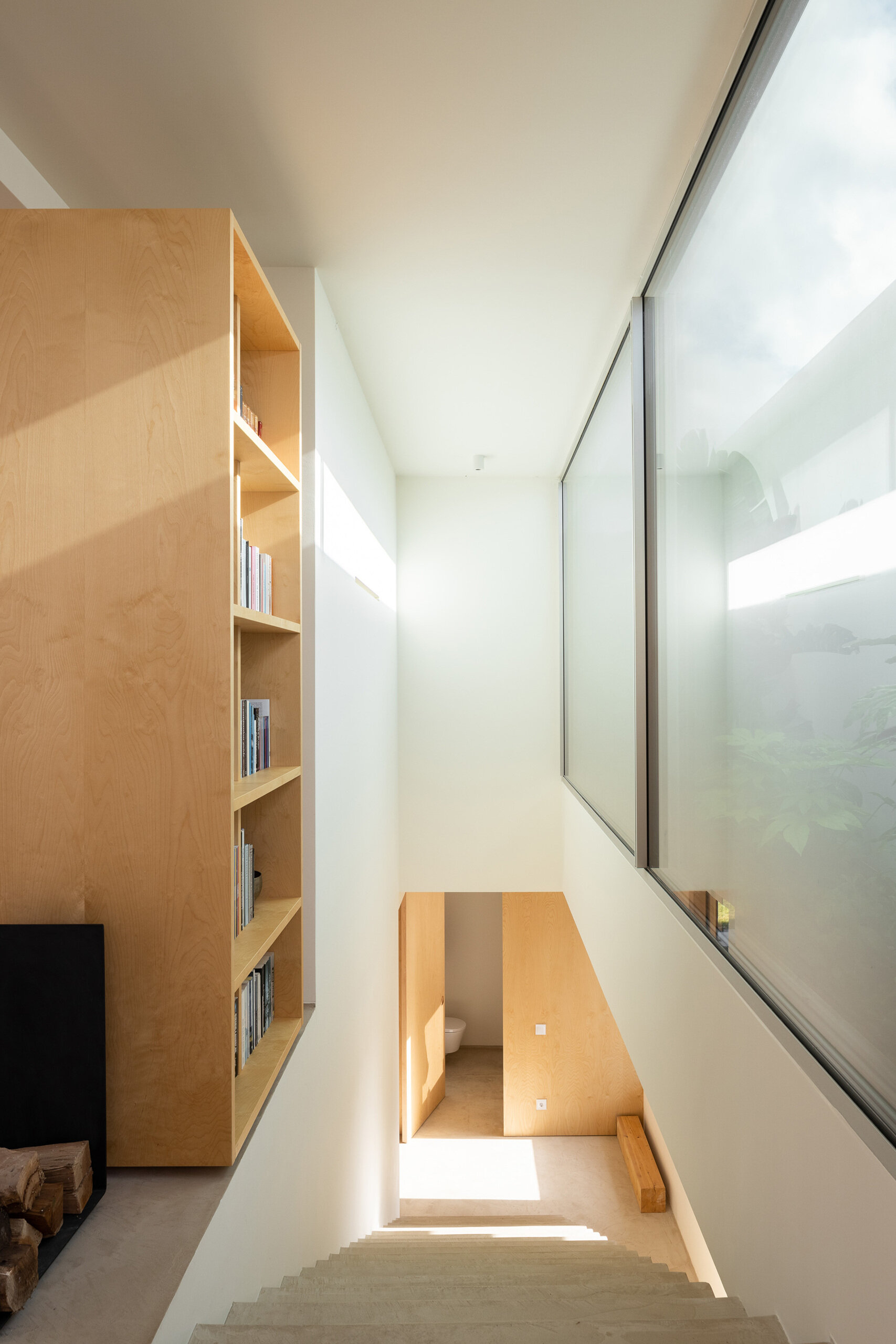 Connecting the two levels, the stairs follow the slope of the terrain. Their simplicity and subtlety align with the home’s overall intent, to serve as an unobtrusive link between spaces.