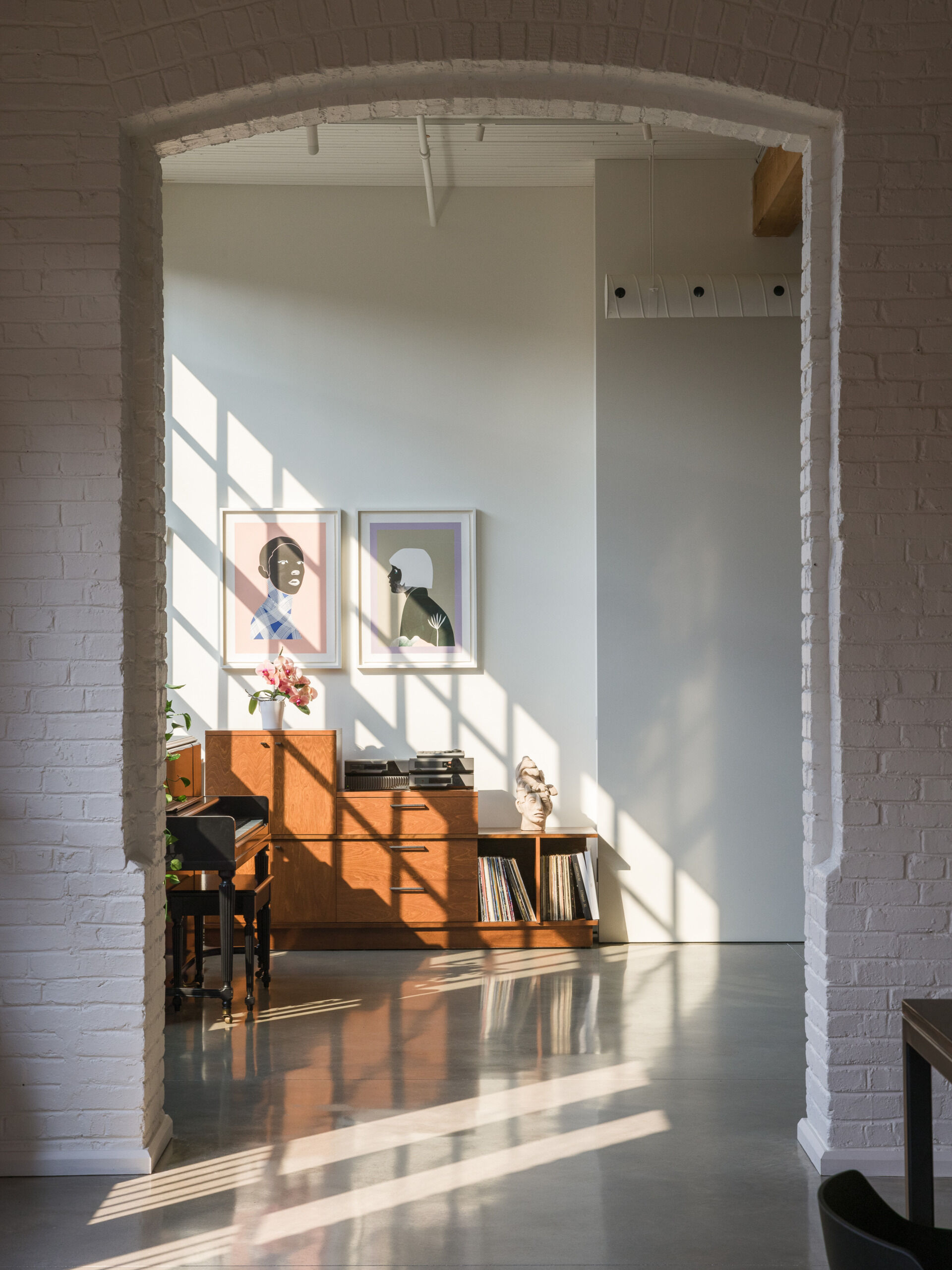 Framed by natural light, the loft's conservatory features a piano at its heart. A calm, creative space for music, art, and reflection in the home.