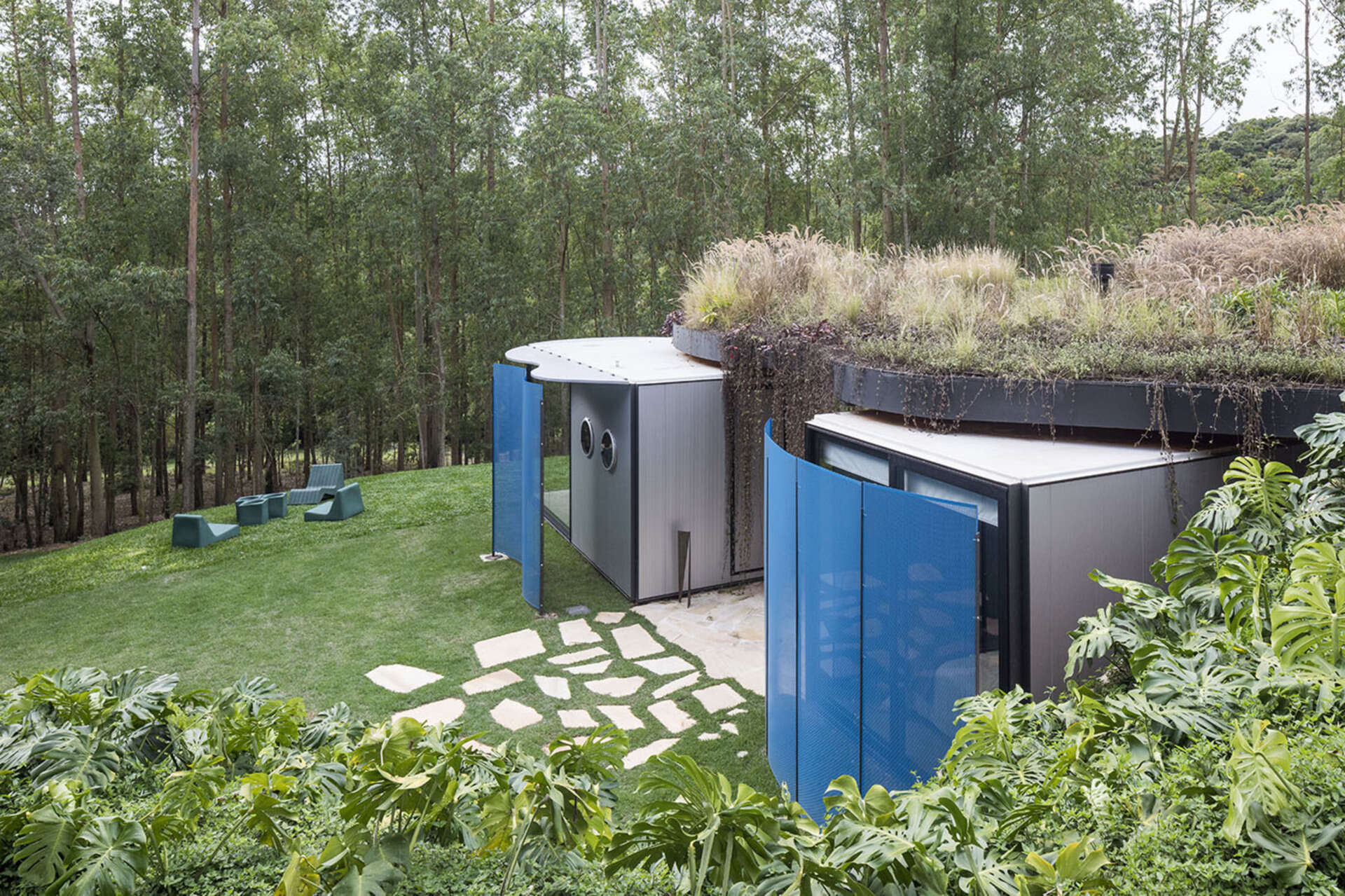 Wrapped in sky-blue steel and softened with curved walls, this prefabricated home hides its modular roots. Rodrigo Ohtake’s clever use of industrial materials brings surprising warmth and elegance.