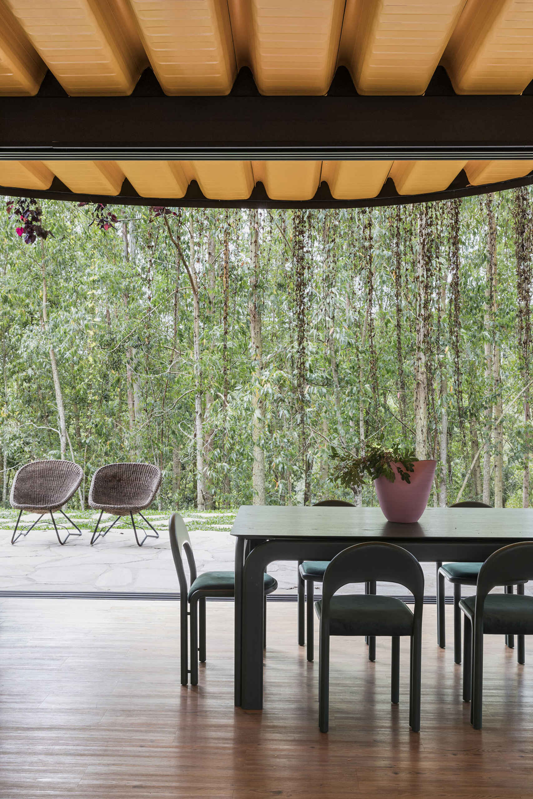 Tucked between the home’s modules, the dining area is informal and open.