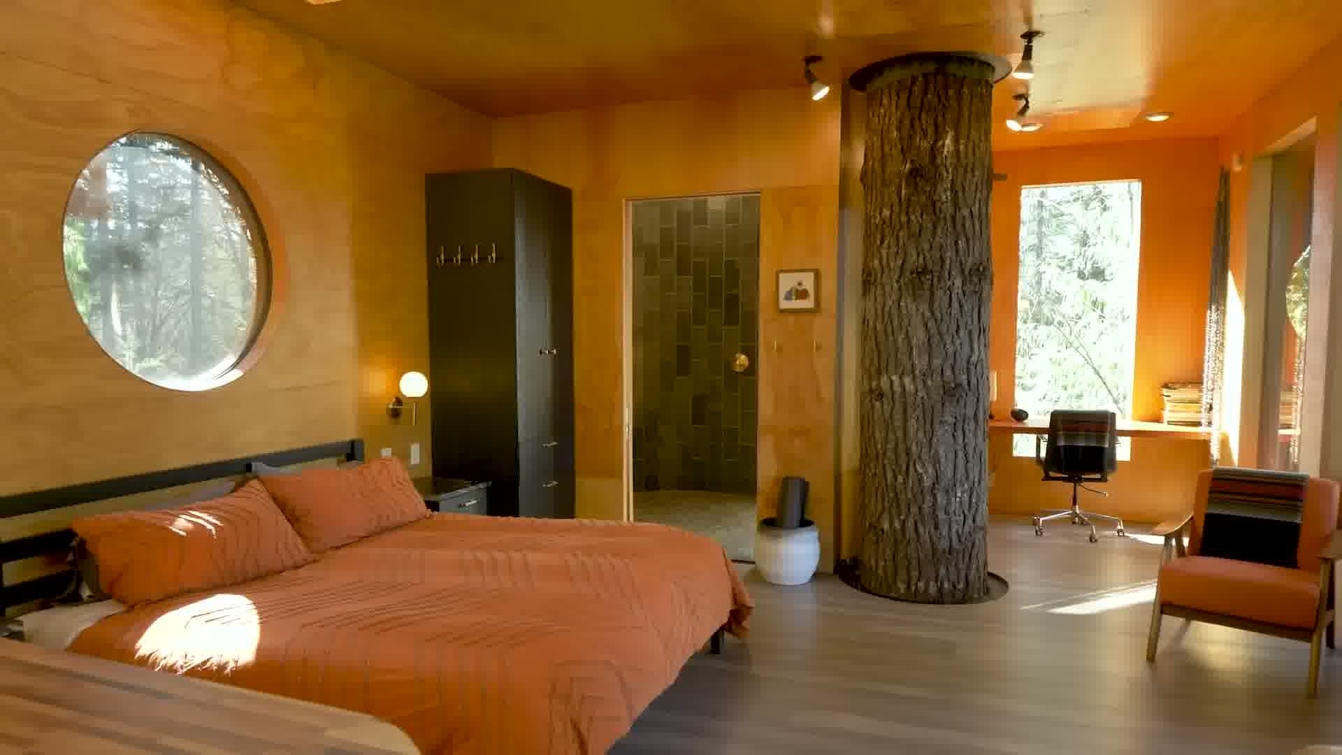 Step inside the Black Crane Treehouse, a midcentury-inspired artist retreat above Mission Lake, Washington. Built for creativity and reflection, it blends modern design with nature and hand-crafted details.