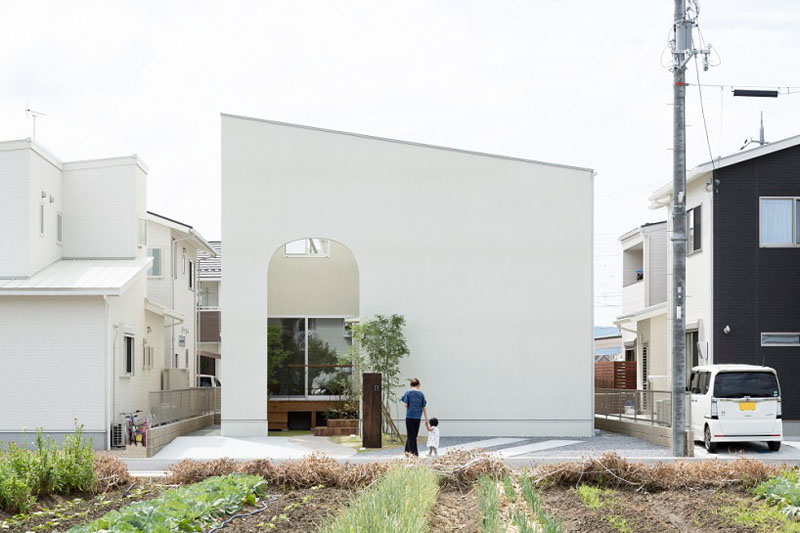 A warm and inviting Japanese home featuring beautiful arched doorways, soft natural light, and a simple wood-toned interior that creates a cozy and timeless atmosphere.