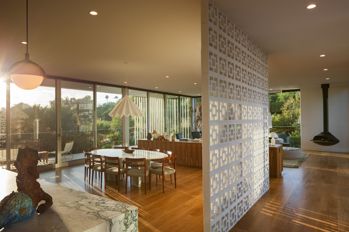 Upon arrival, a breezeblock partition offers texture and rhythm while dividing spaces with both function and style. It adds a layer of openness while still filtering light and air.