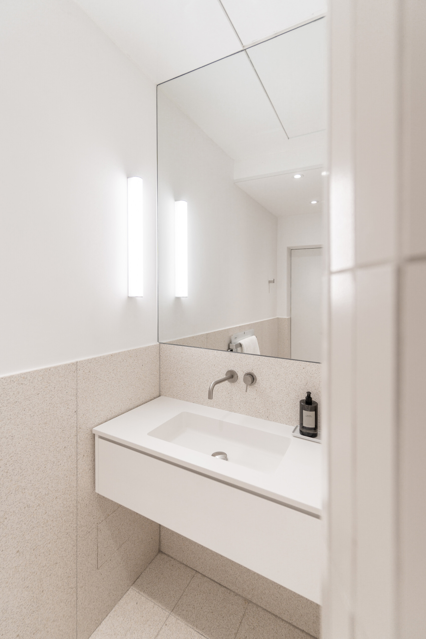 In this bathroom, curves take the lead. Soft-toned materials and indirect lighting work together to highlight the gently rounded walls. A large mirror extends the space visually, while subtle finishes keep the focus on comfort.