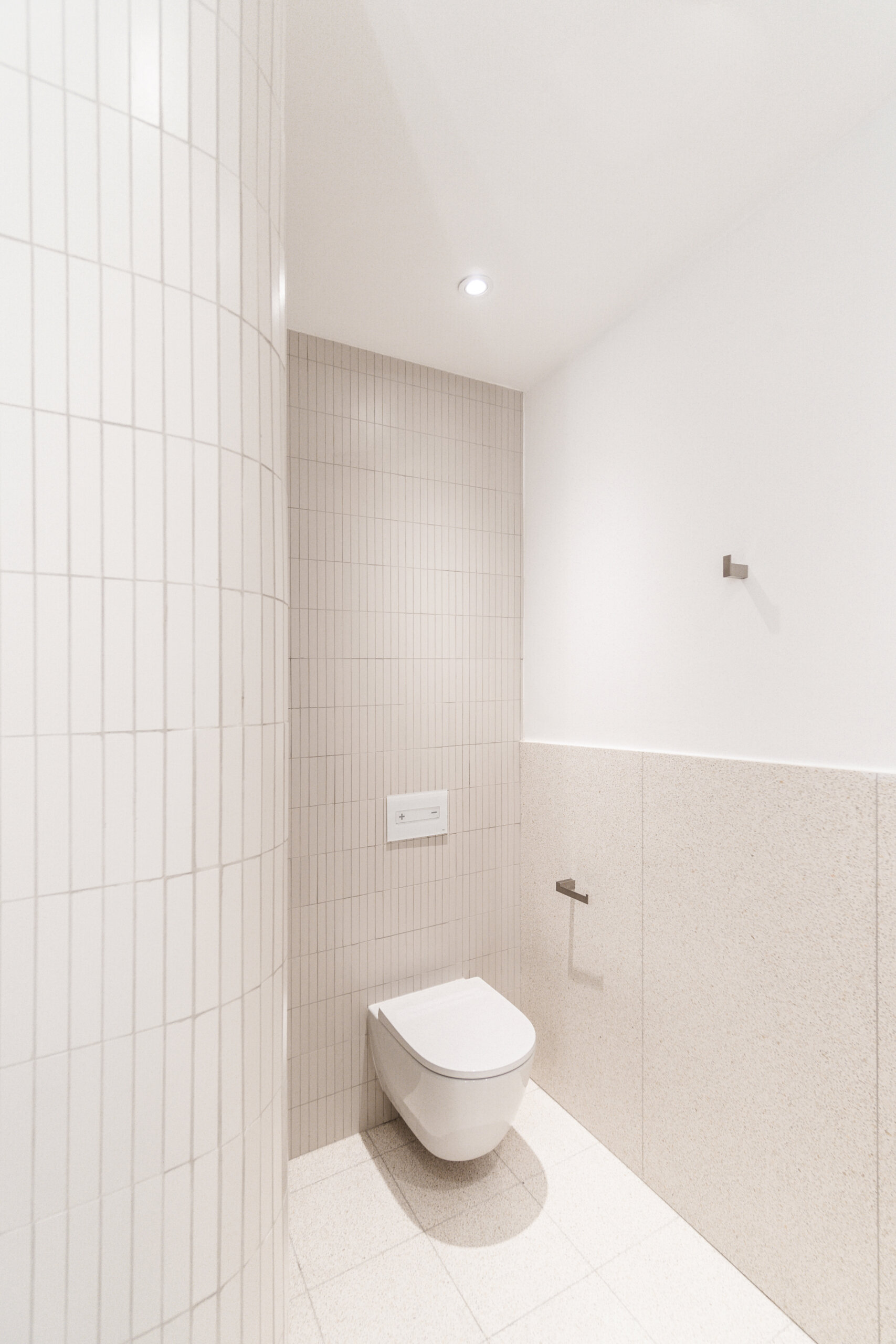 In this bathroom, curves take the lead. Soft-toned materials and indirect lighting work together to highlight the gently rounded walls. A large mirror extends the space visually, while subtle finishes keep the focus on comfort.