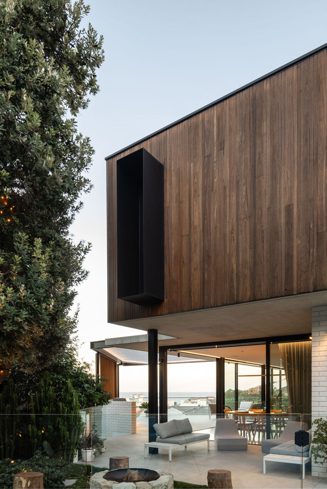 At the rear, the house opens toward the beach-facing side, where an expansive terrace and garden lead to a swimming pool designed for both relaxation and spectacle. The terrace is positioned to soak up the morning sun and late afternoon light while catching cooling breezes straight off the ocean.