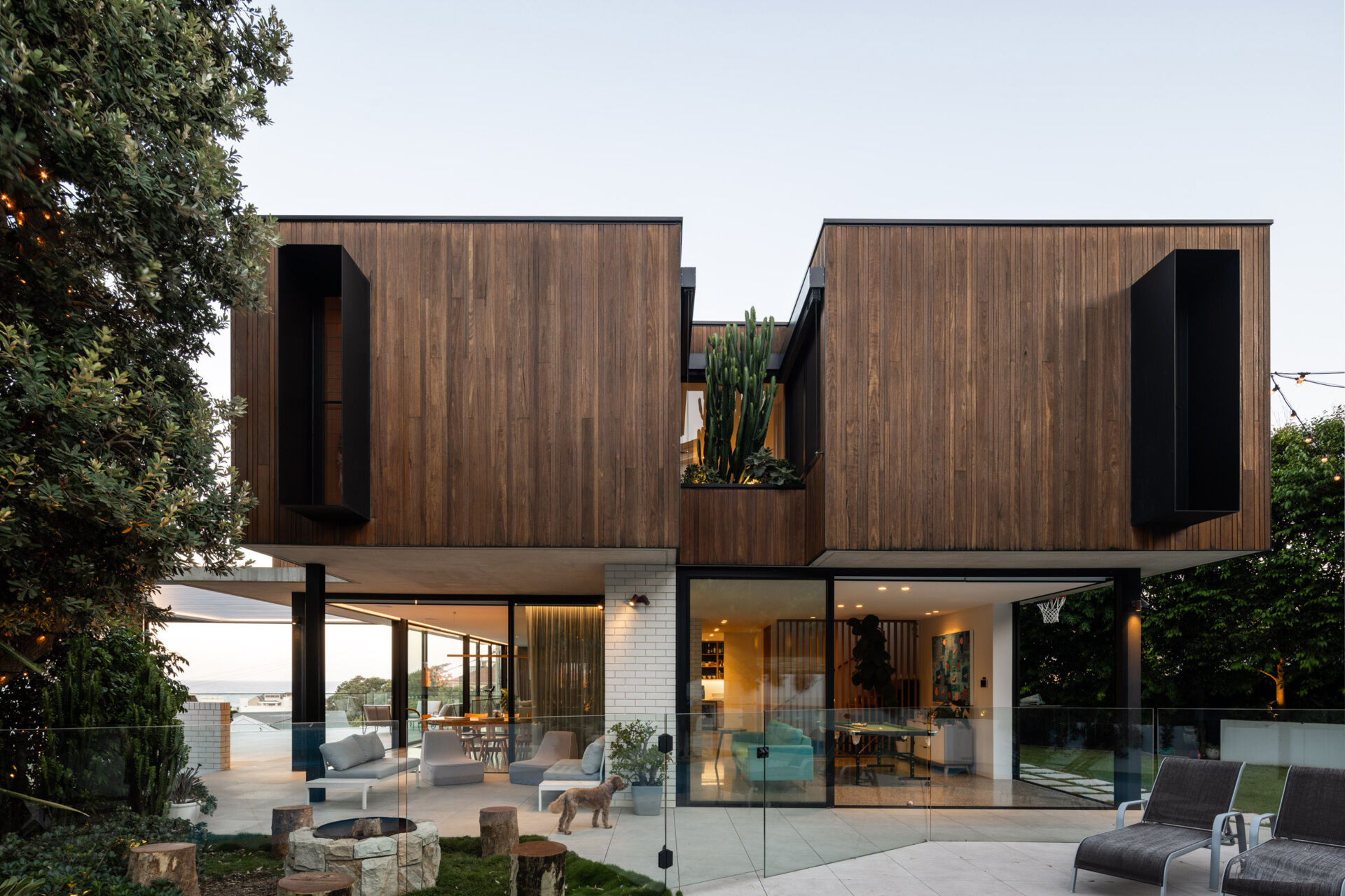 At the rear, the house opens toward the beach-facing side, where an expansive terrace and garden lead to a swimming pool designed for both relaxation and spectacle. The terrace is positioned to soak up the morning sun and late afternoon light while catching cooling breezes straight off the ocean.