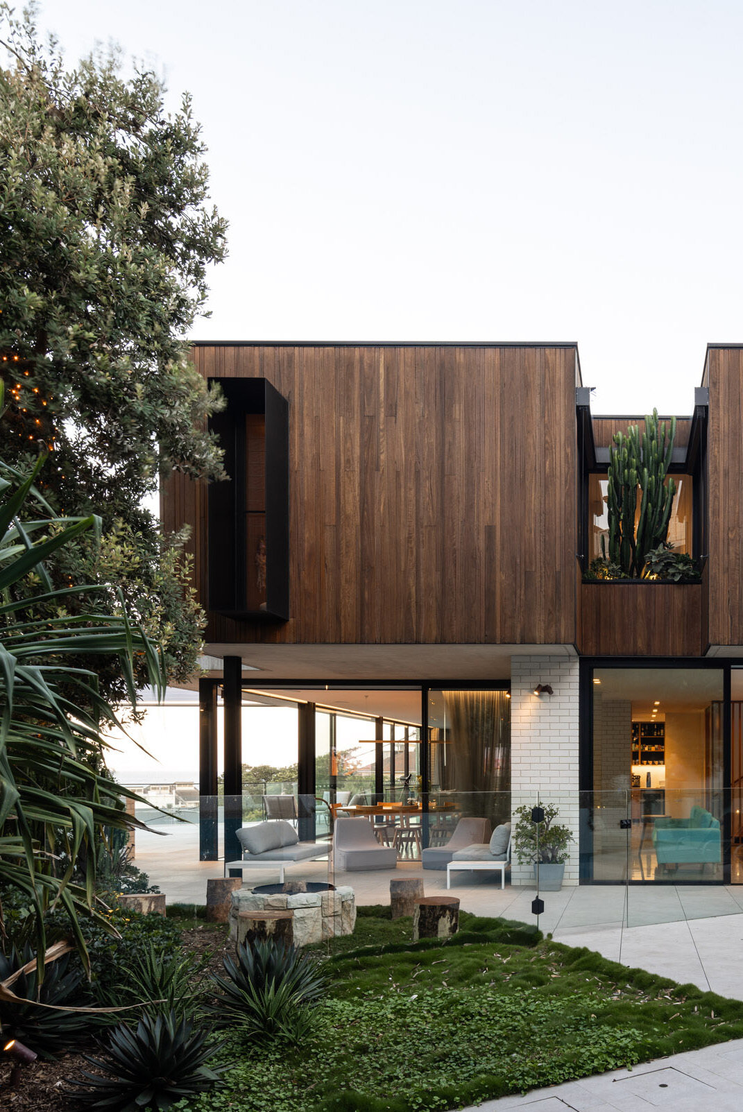 At the rear, the house opens toward the beach-facing side, where an expansive terrace and garden lead to a swimming pool designed for both relaxation and spectacle. The terrace is positioned to soak up the morning sun and late afternoon light while catching cooling breezes straight off the ocean.