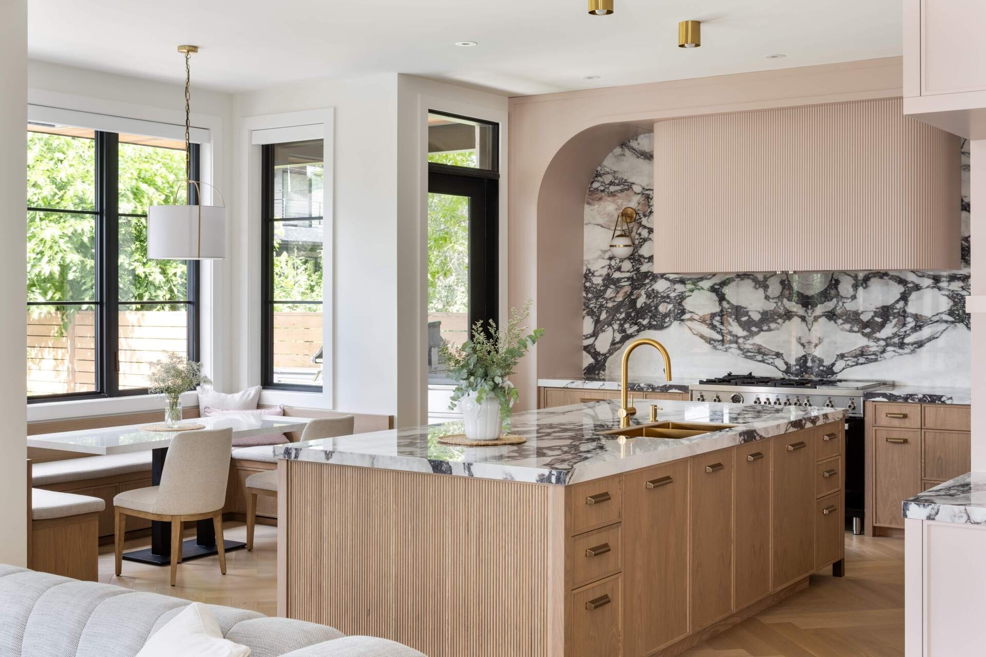 At the center of this home, the kitchen is anchored by a generous island. Its layout recalls the conviviality of Italian kitchens, where cooking and connection go hand in hand.