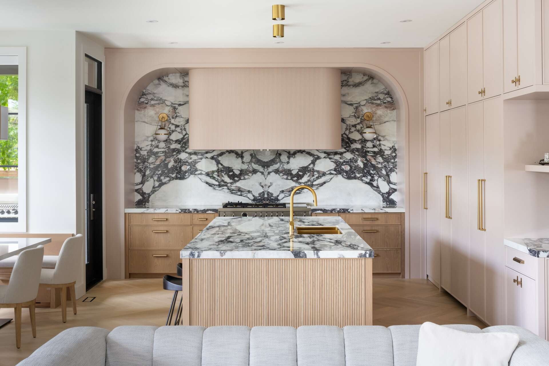 At the center of this home, the kitchen is anchored by a generous island. Its layout recalls the conviviality of Italian kitchens, where cooking and connection go hand in hand.