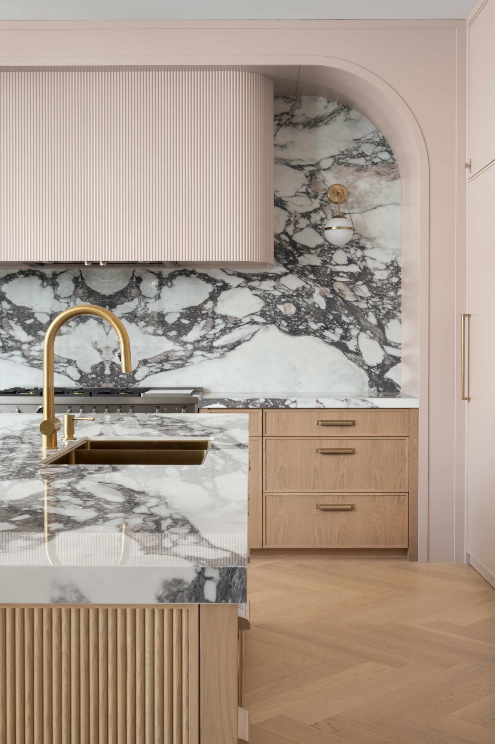 At the center of this home, the kitchen is anchored by a generous island. Its layout recalls the conviviality of Italian kitchens, where cooking and connection go hand in hand.