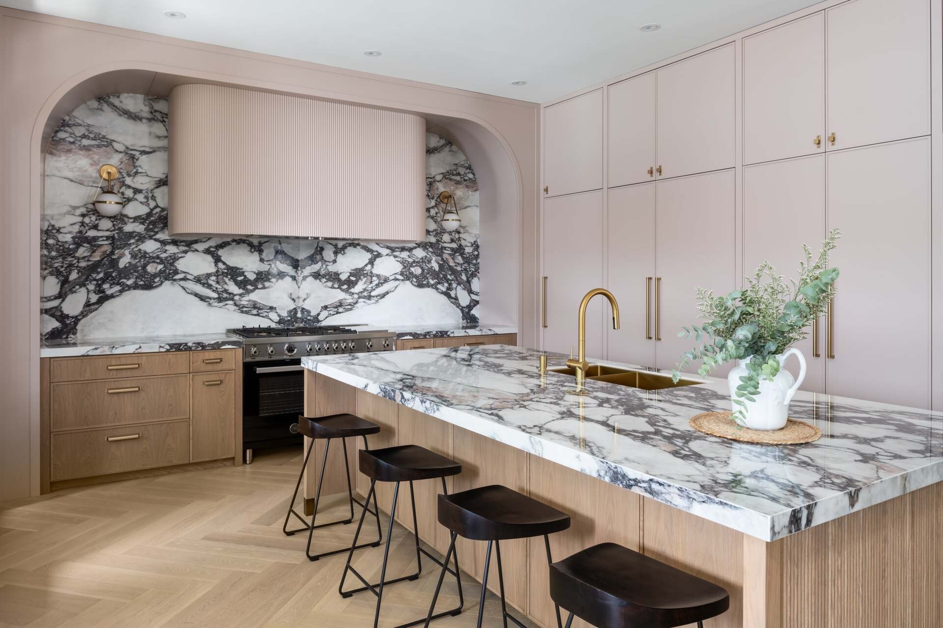 At the center of this home, the kitchen is anchored by a generous island. Its layout recalls the conviviality of Italian kitchens, where cooking and connection go hand in hand.