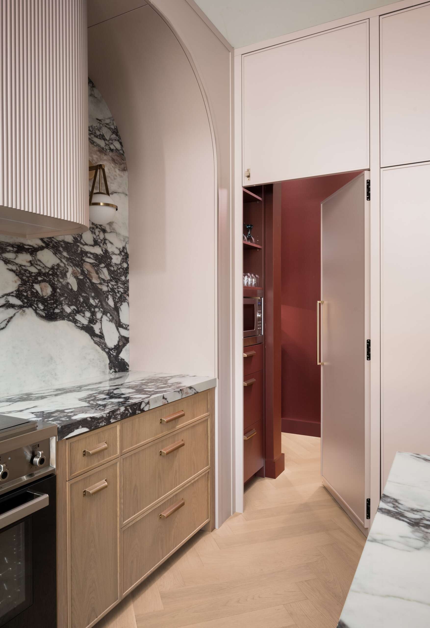 At the center of this home, the kitchen is anchored by a generous island. Its layout recalls the conviviality of Italian kitchens, where cooking and connection go hand in hand.
