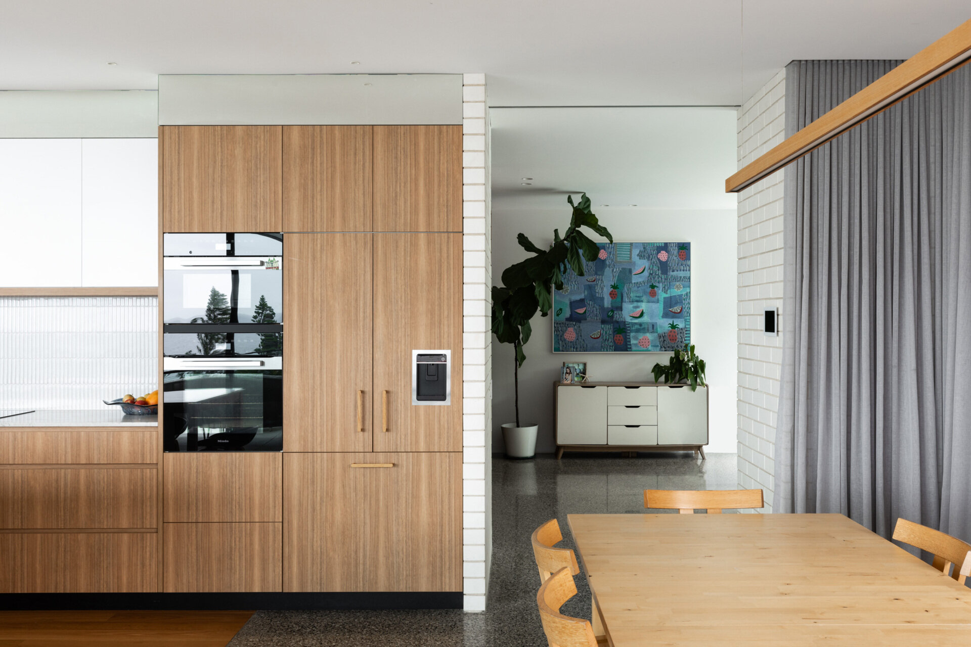 On the main level of this modern home, floor-to-ceiling glazing wraps the open-plan living, dining, and kitchen zone. This level connects directly to both the garden and the beach-facing terrace, blurring indoor and outdoor living. Designed for entertaining and everyday comfort, it’s all about flow, light, and uninterrupted views.