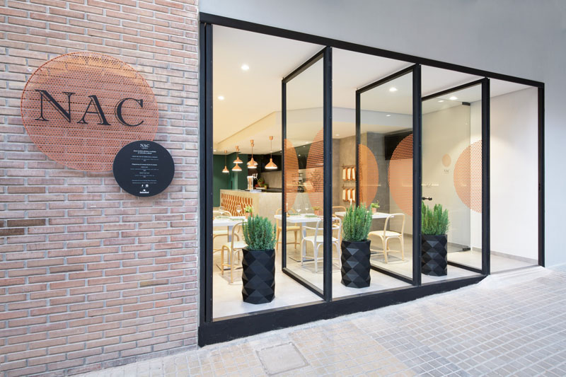 See how NAC’s folding window facade connects its dining room to the street and terrace for an adaptable day-to-night experience.