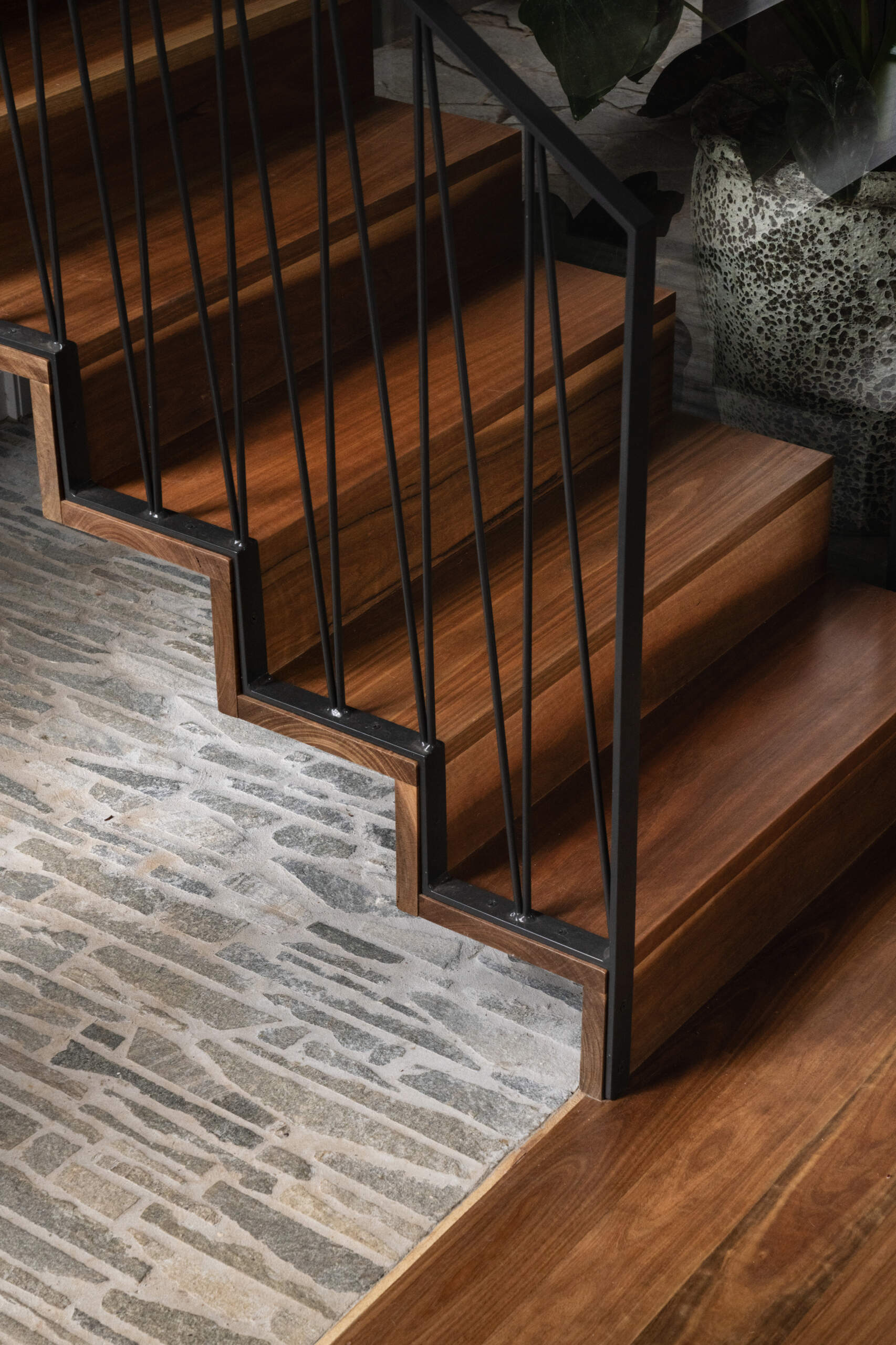 The central staircase isn’t just a circulation point, it plays a role in the home’s natural ventilation strategy. Acting as a vertical channel, it allows cool breezes to move through the interior, helping the home stay comfortable without relying heavily on mechanical cooling.