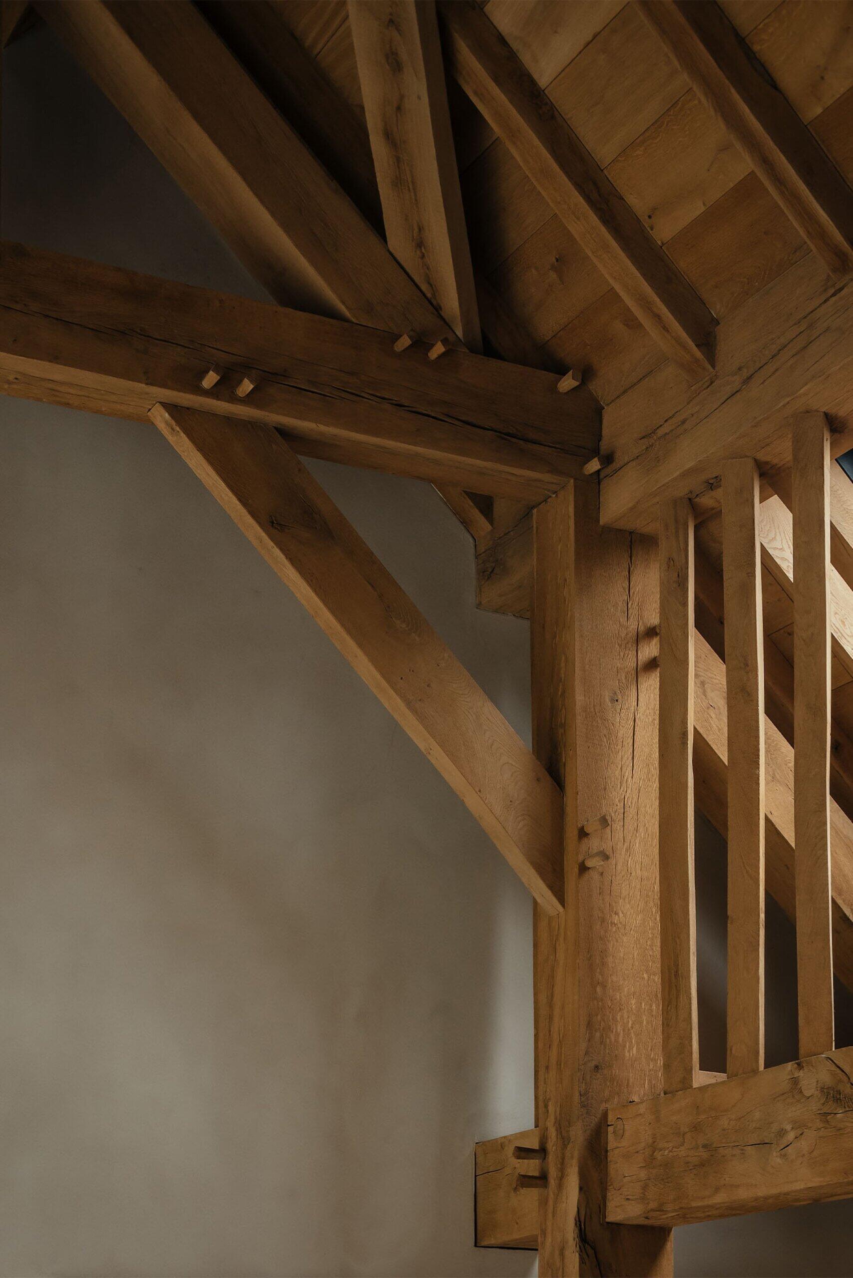 Timber is a constant thread. The green oak frame at the core recalls the barn that once stood on the site, while the pottery studio incorporates restored beams, filling the air with a subtle wood and honey scent. Everywhere, timber expresses both structure and atmosphere.