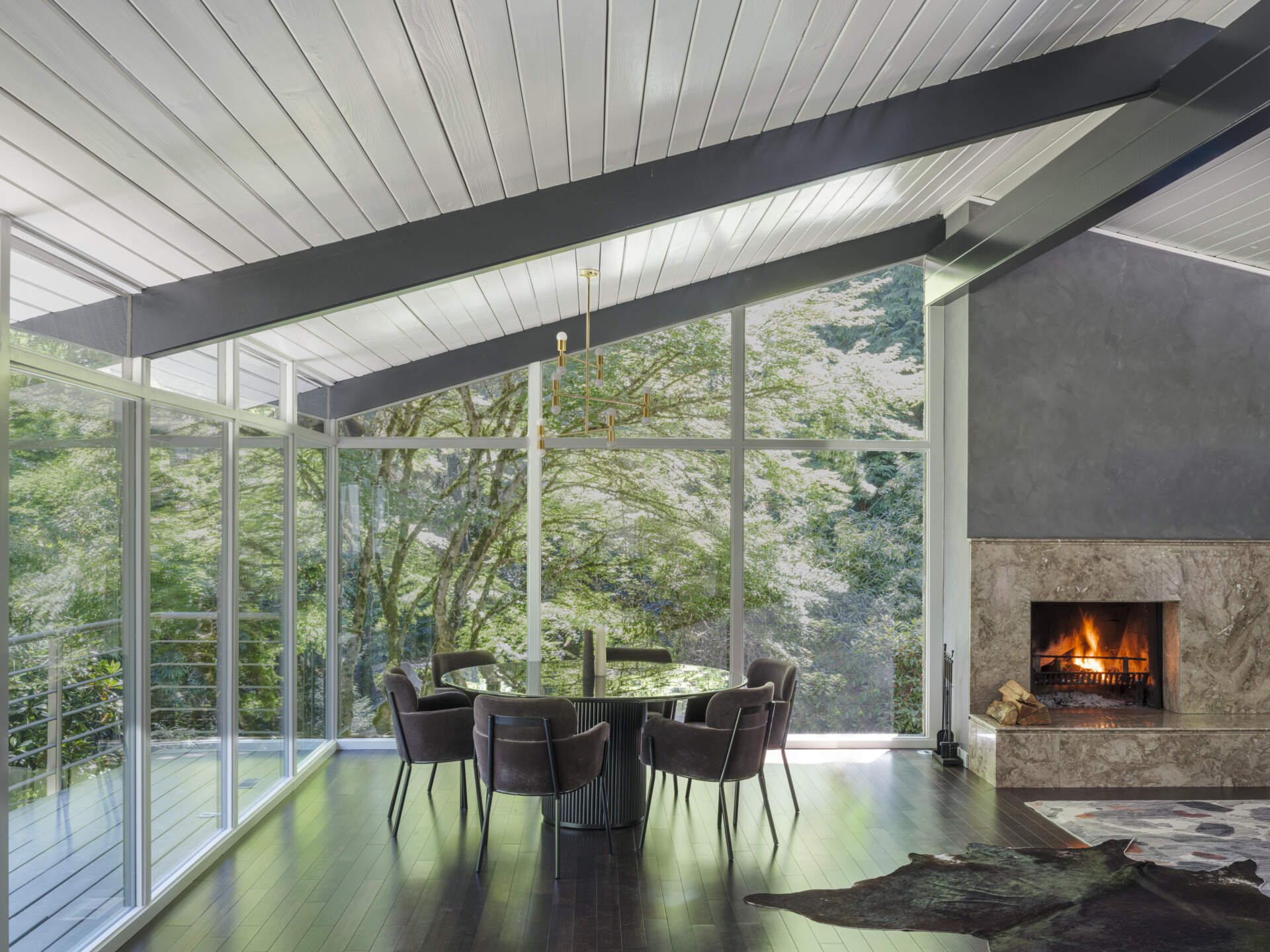 Off the living room, the dining area, positioned between the lounge and the kitchen, keeps circulation natural while acting as a lively focal point for meals and gatherings.