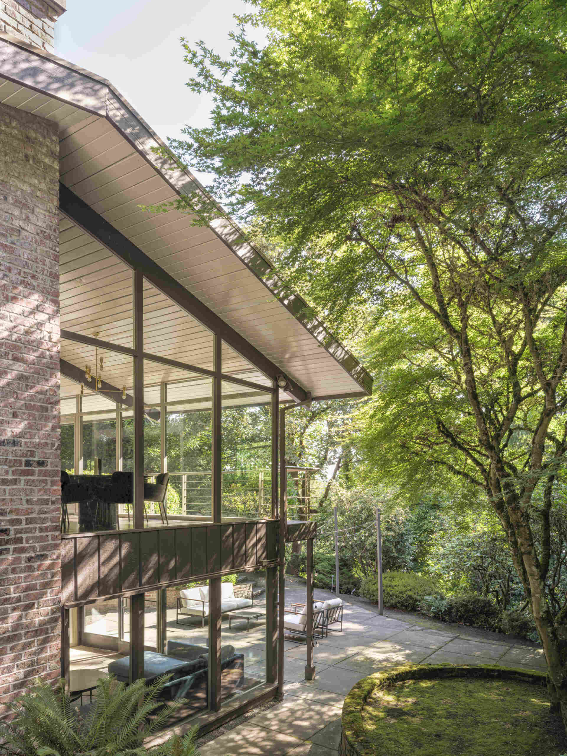 Past remodels left the house segmented, forcing odd circulation patterns, even routing through a bathroom to reach the kitchen. AAmp simplified the layout, creating clearer pathways and expanding light deeper into the home.