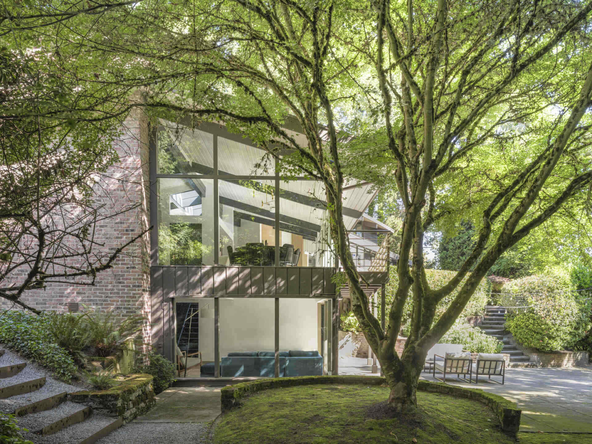 Past remodels left the house segmented, forcing odd circulation patterns, even routing through a bathroom to reach the kitchen. AAmp simplified the layout, creating clearer pathways and expanding light deeper into the home.