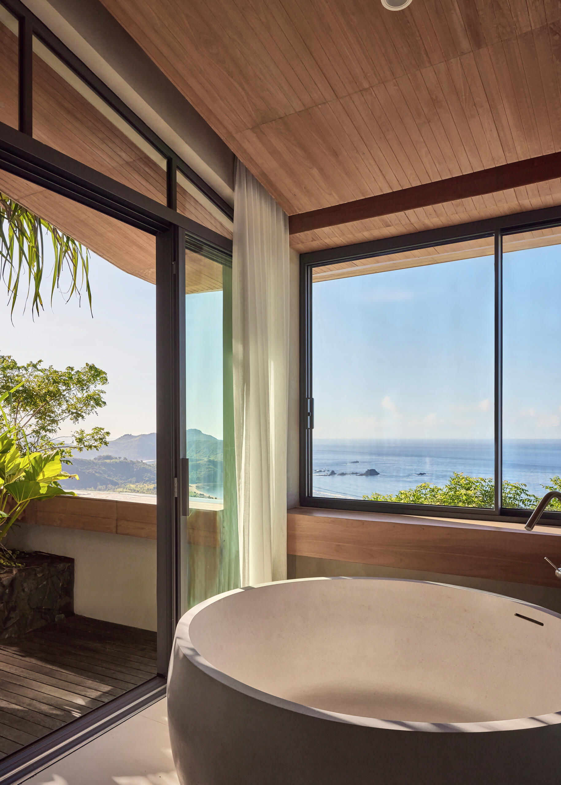 Among the home’s more striking details is a bathroom featuring a round tub. This space emphasizes calm and relaxation, tying back to the home’s vision of balance between design and nature.