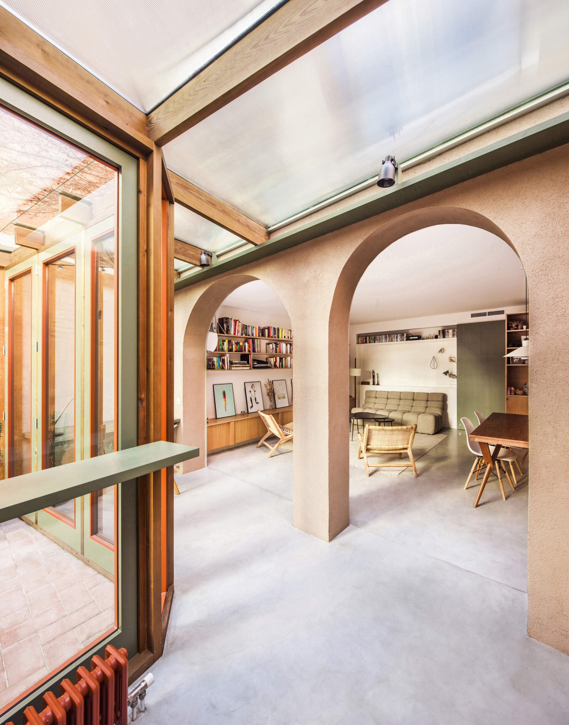 In this renovation and extension, two original arches were uncovered and left free when the facade of the extension was set back. These arches now serve as elegant transitions between the living-dining space and the gallery where the new kitchen and study are located.