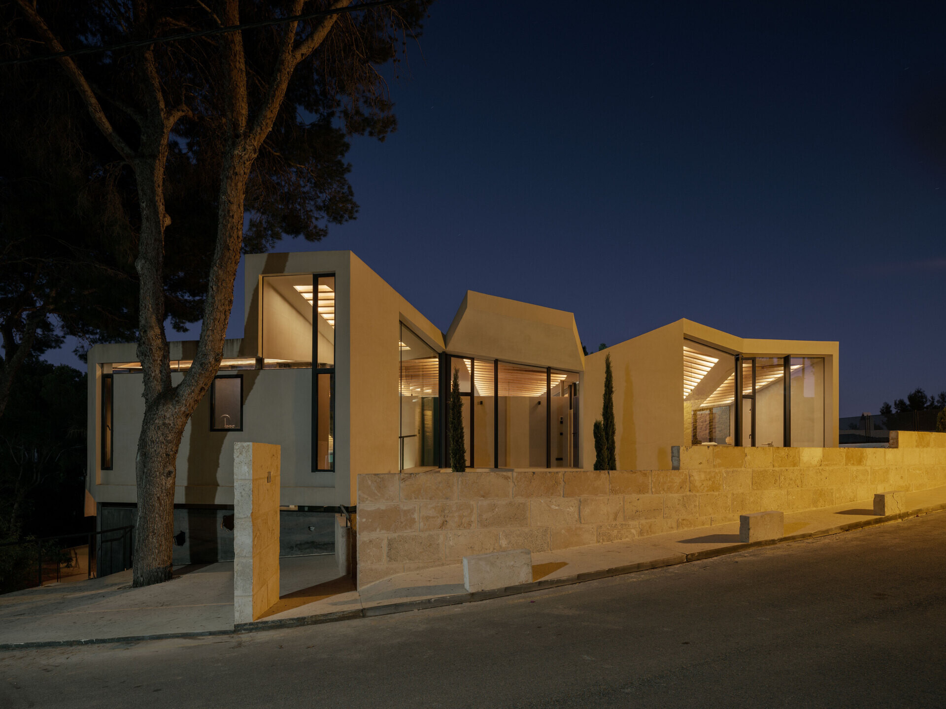 Discover how Can Tudó in Mallorca was designed from a single folded sheet, creating walls, roofs, and floors that blur boundaries between indoors and outdoors.
