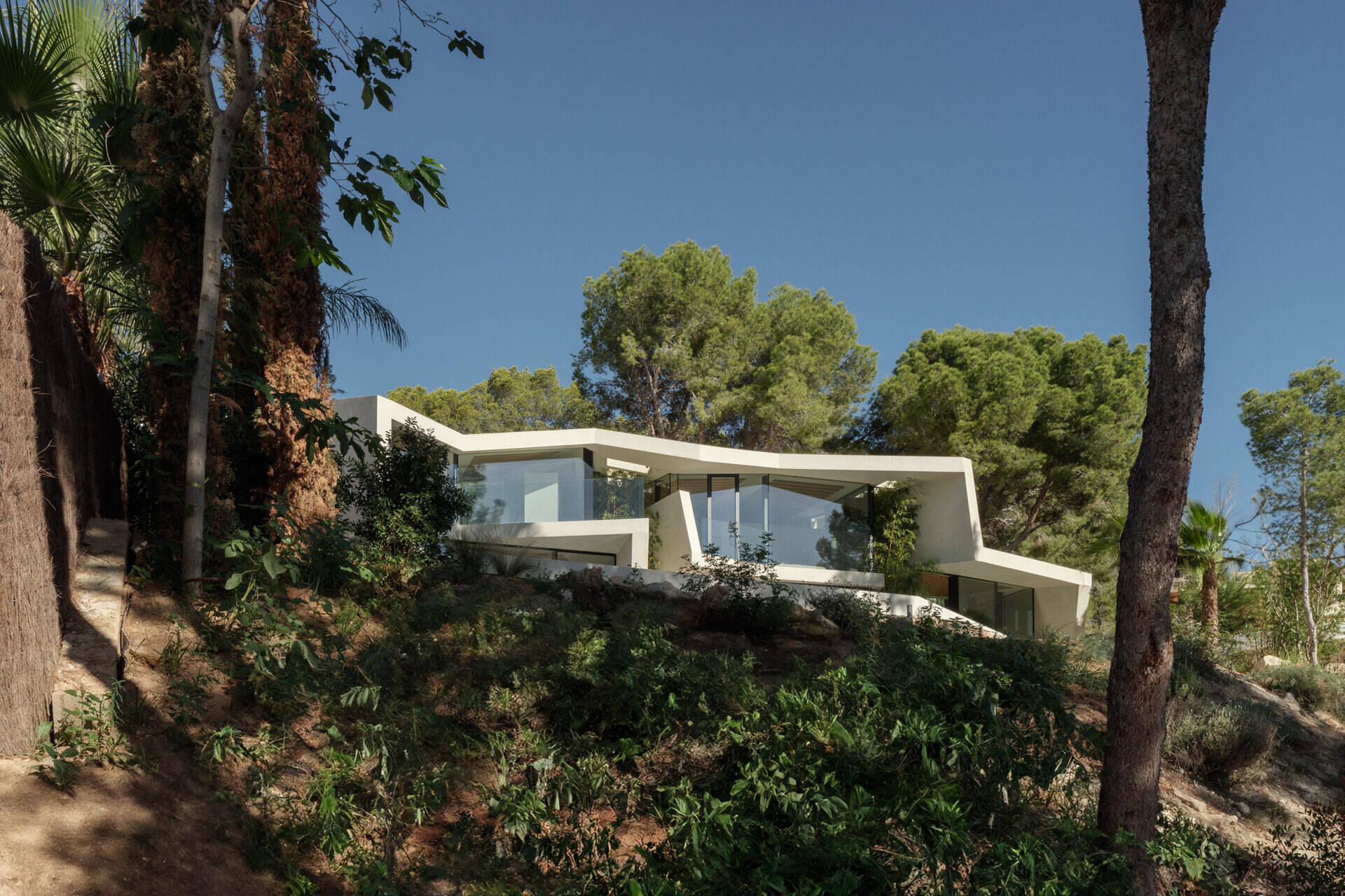 Discover how Can Tudó in Mallorca was designed from a single folded sheet, creating walls, roofs, and floors that blur boundaries between indoors and outdoors.