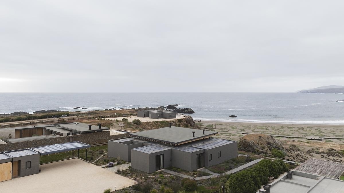 Wooden boxes and concrete walls come together in a minimalist coastal home design.