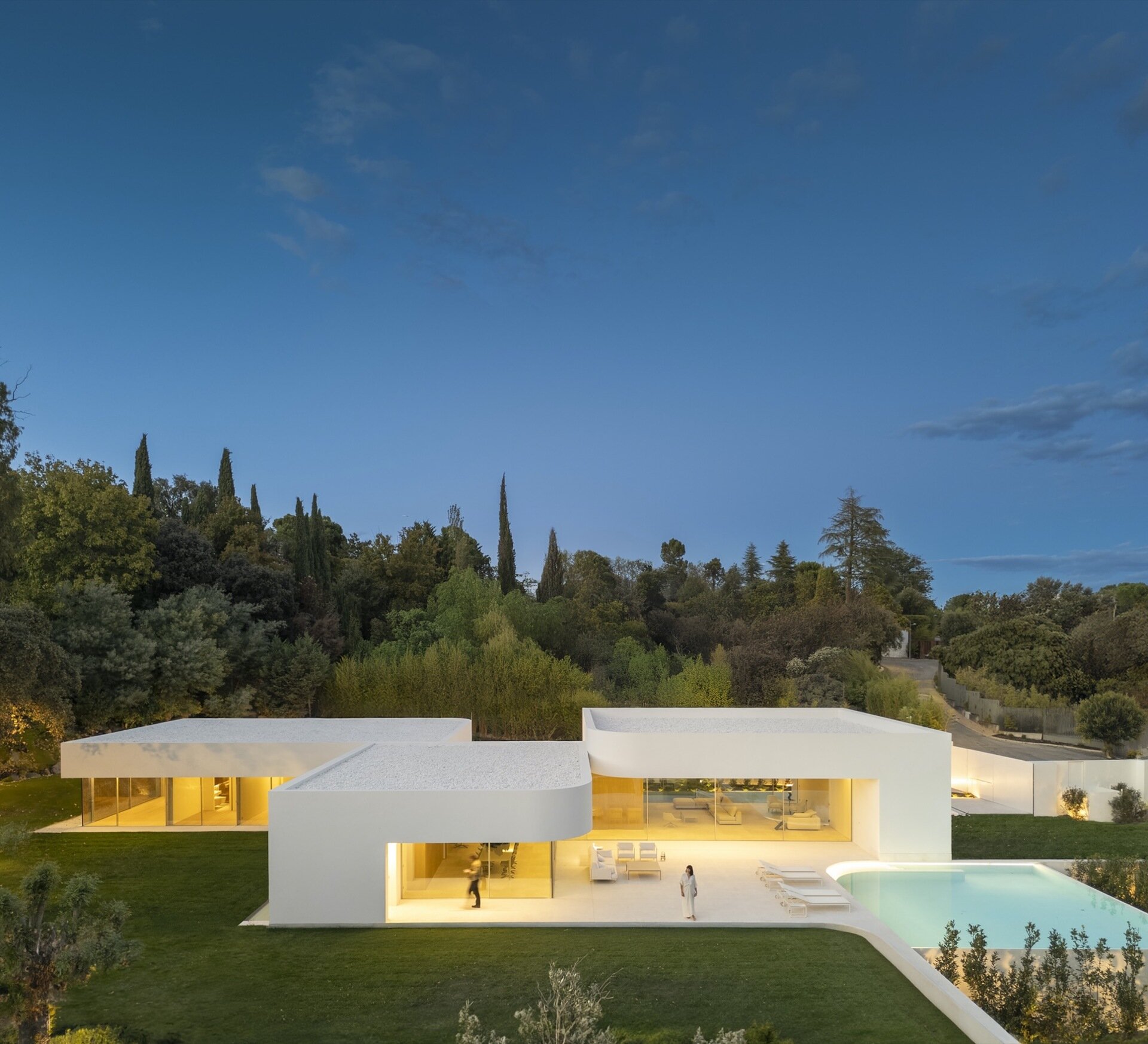 Three volumes define the architecture of this Madrid home, with structural geometry that opens unobstructed views and a palette of warm whites.