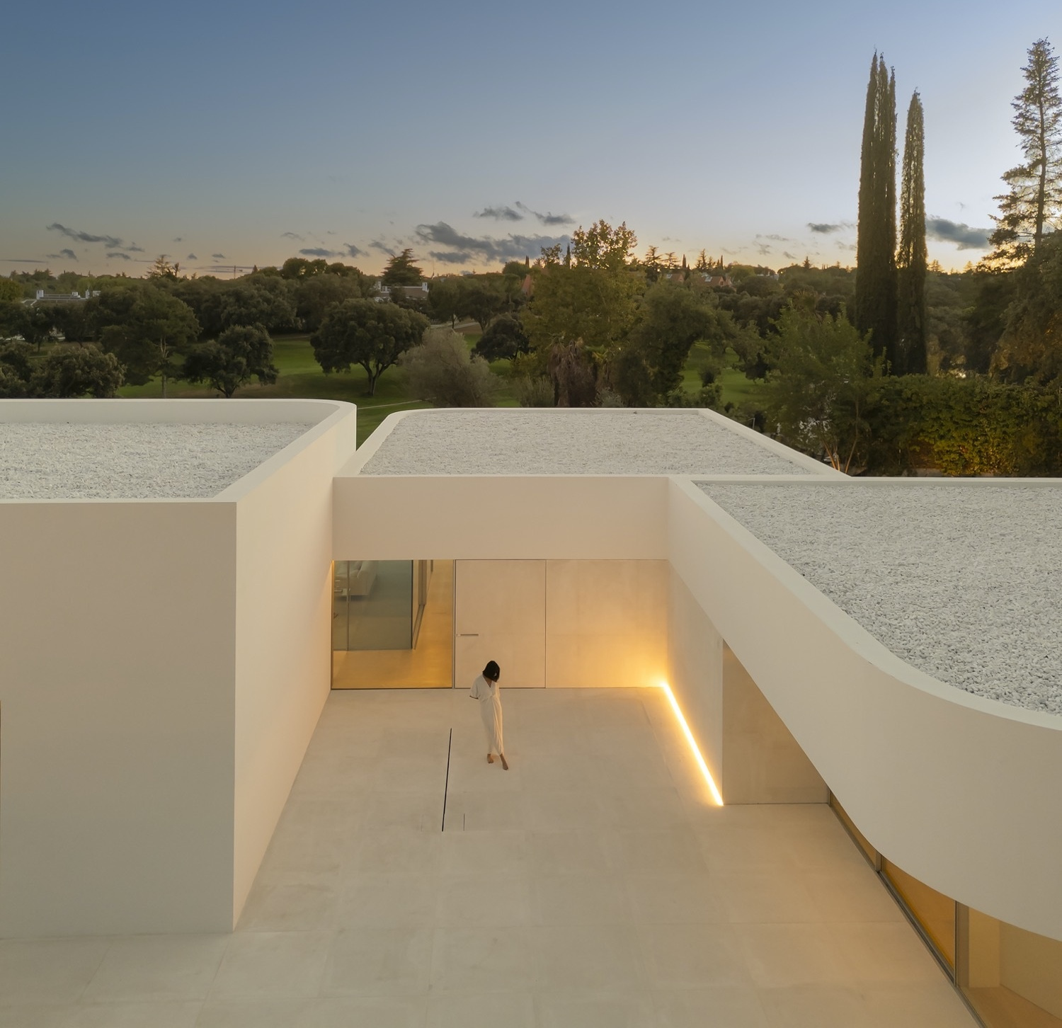 Three volumes define the architecture of this Madrid home, with structural geometry that opens unobstructed views and a palette of warm whites.