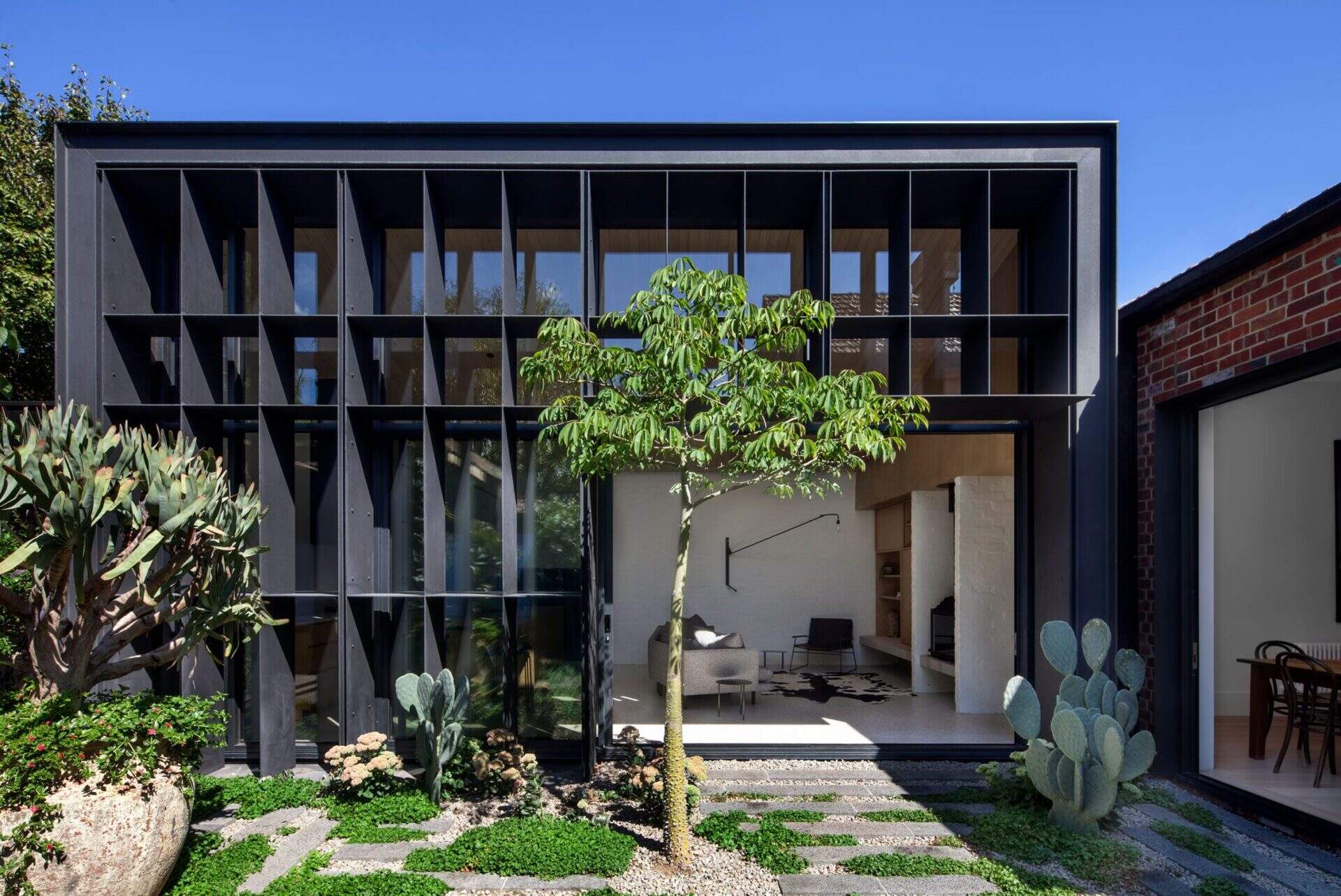 The new pavilion’s structural steel baffle regulates sunlight while casting dramatic shadows.