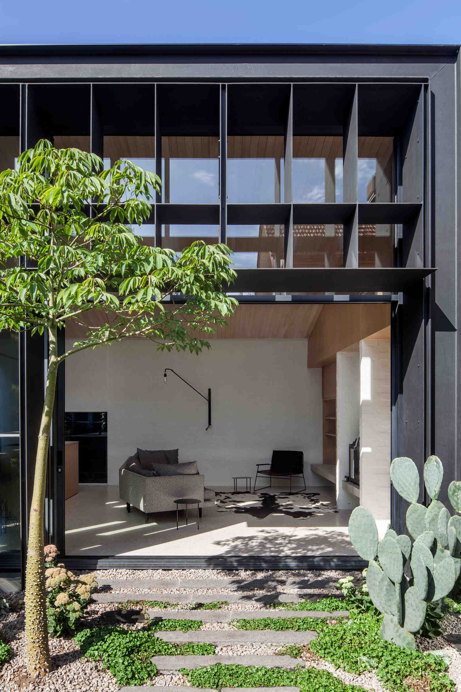 The new pavilion’s structural steel baffle regulates sunlight while casting dramatic shadows.