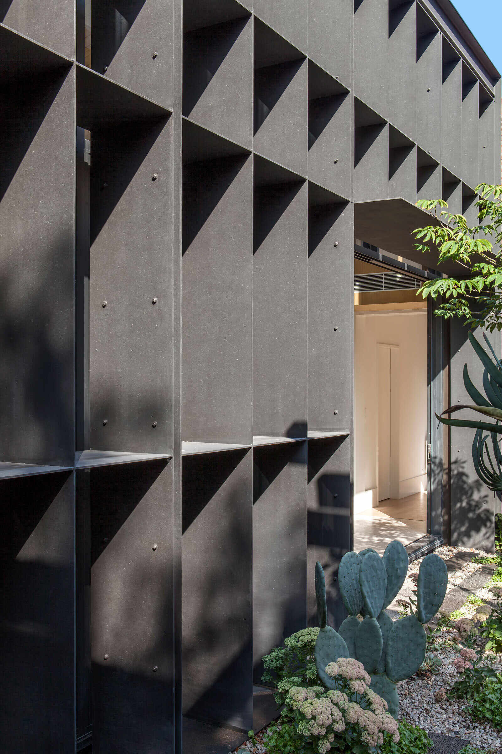 The new pavilion’s structural steel baffle regulates sunlight while casting dramatic shadows.