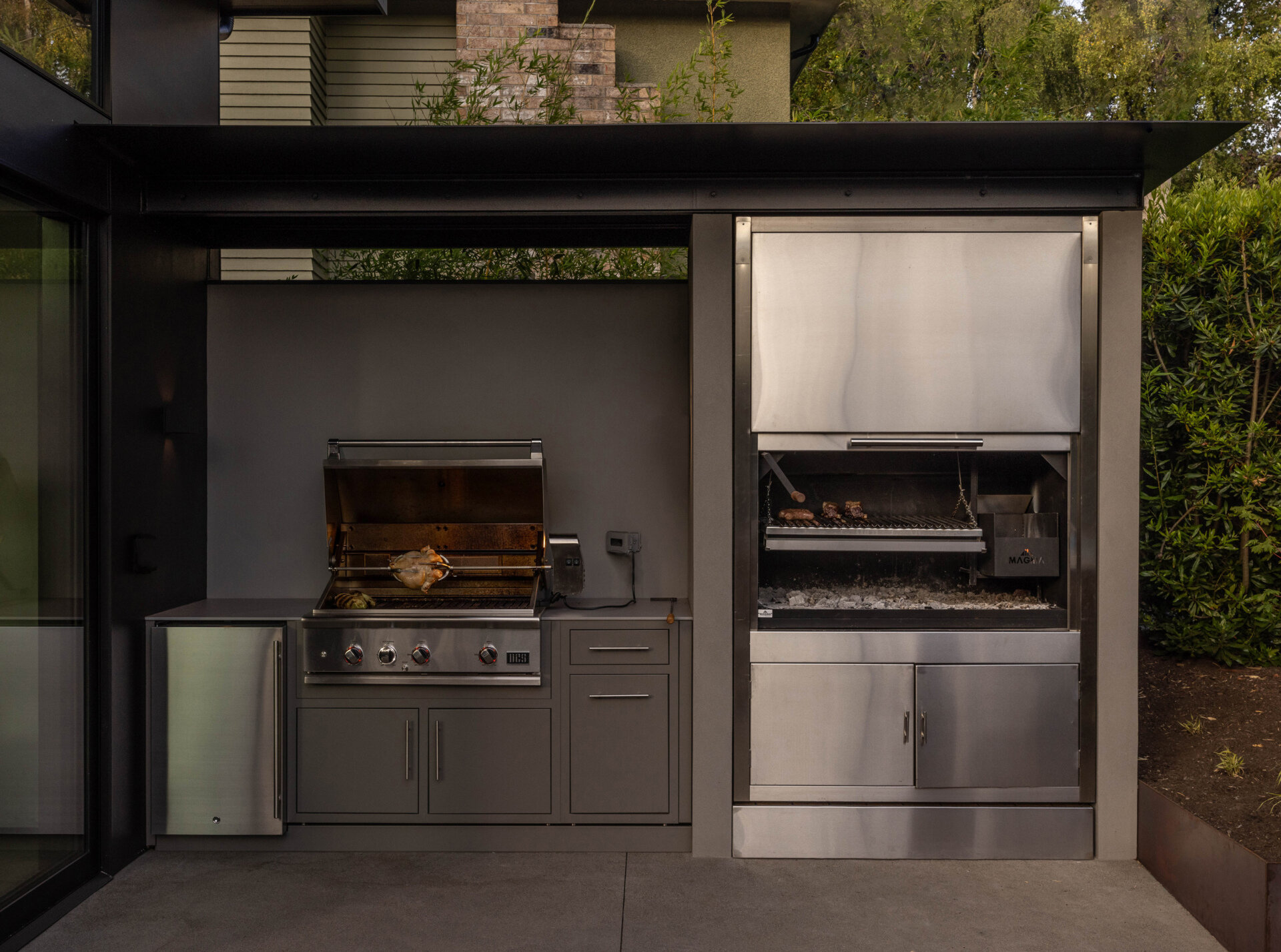 Outdoor BBQ and Argentinian grill combining tradition and modern design, built for family gatherings and entertaining.