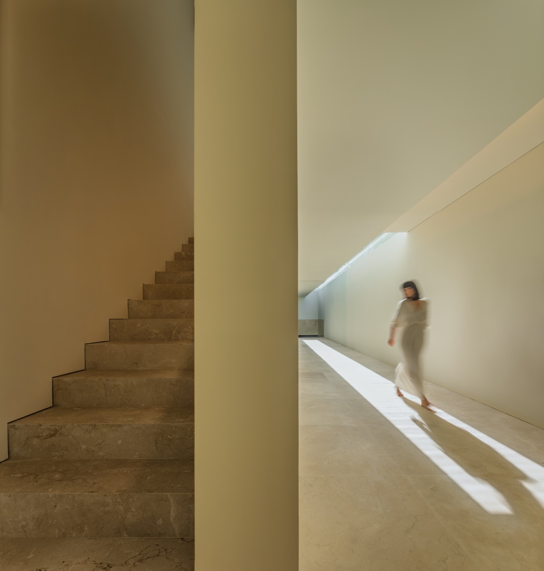 Circulation through the home follows the architectural rhythm of straight lines and curves. The stairs, connecting the main level with the lower wellness floor, embody this approach. 
