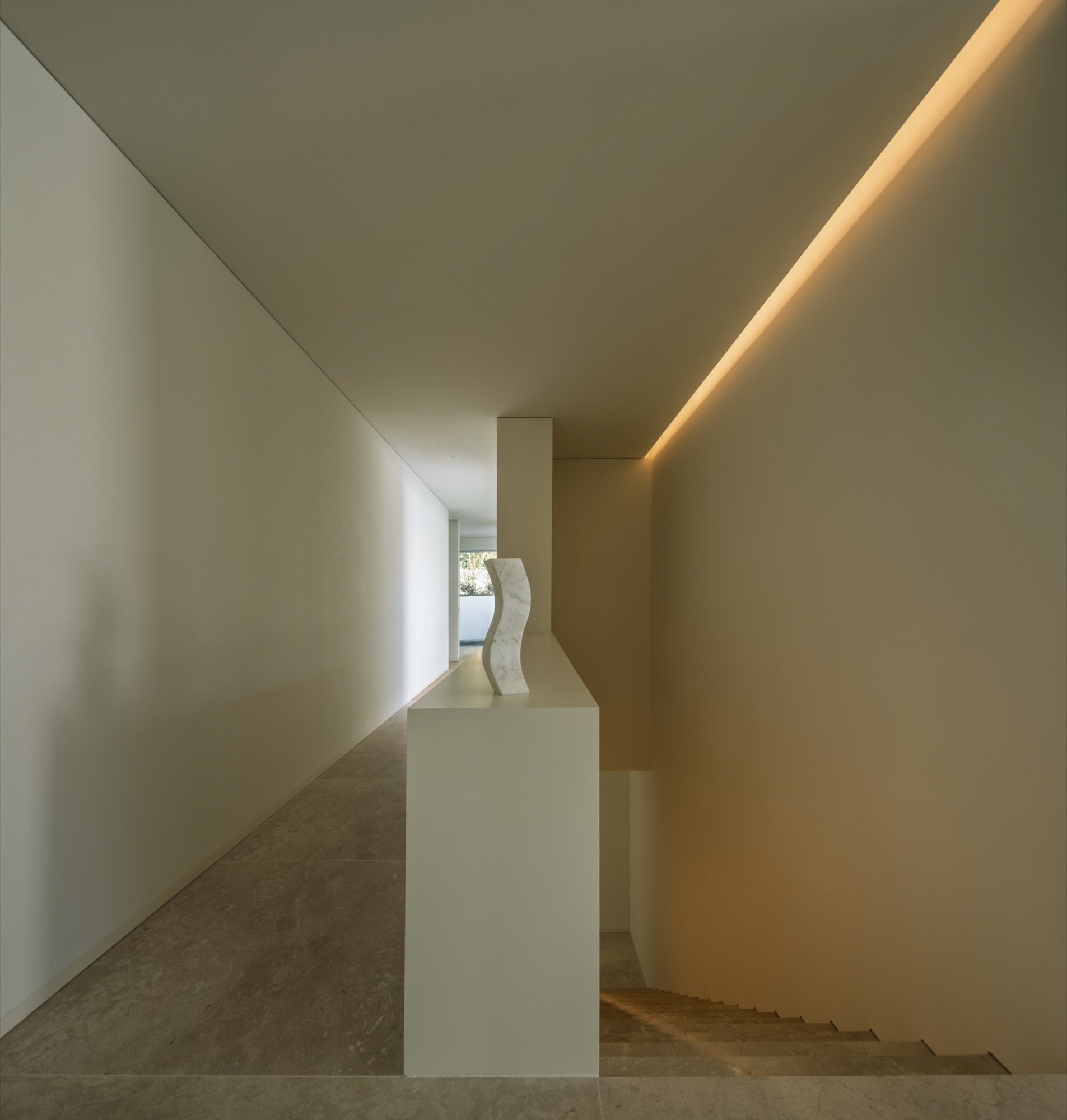 Circulation through the home follows the architectural rhythm of straight lines and curves. The stairs, connecting the main level with the lower wellness floor, embody this approach. 