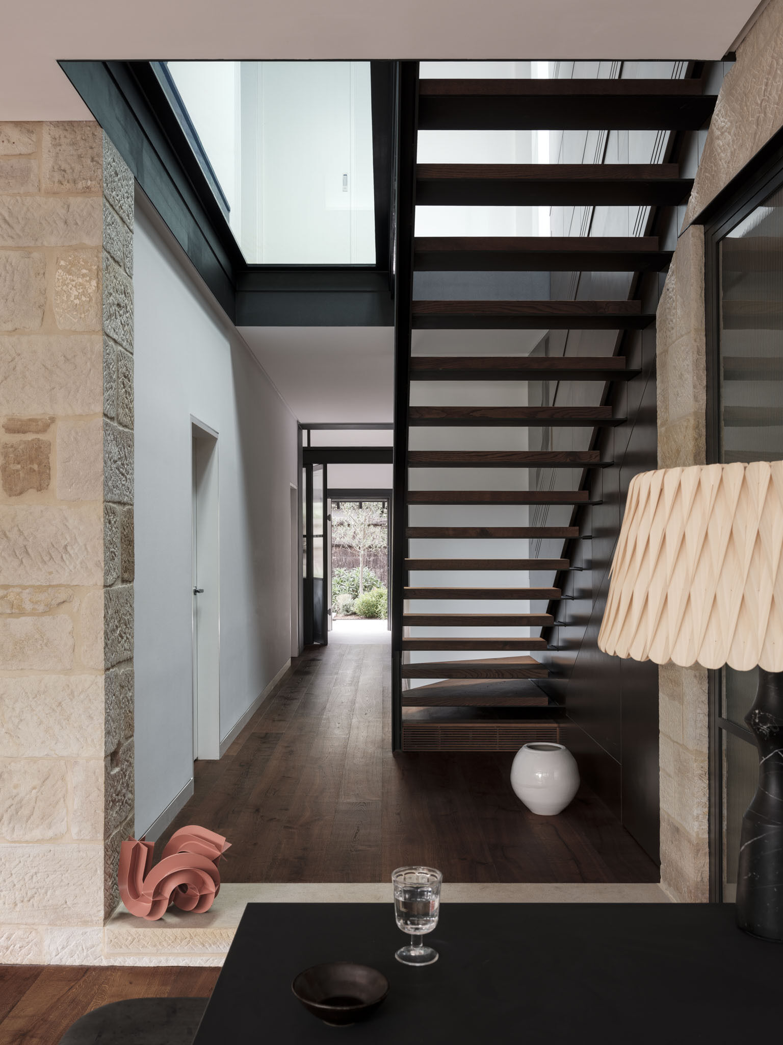 Relocating the stair completely altered circulation. Now placed within a two-storey void, it opens up new views across both levels of the house. Alongside it, Marcus Piper’s in-situ artwork AES turns the stair into a sculptural centerpiece, fusing art and architecture.