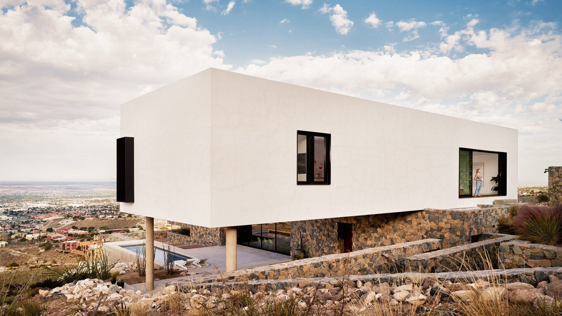 Hillside residence where every level opens to the Franklin Mountain landscape, defining a true modern mountain home.