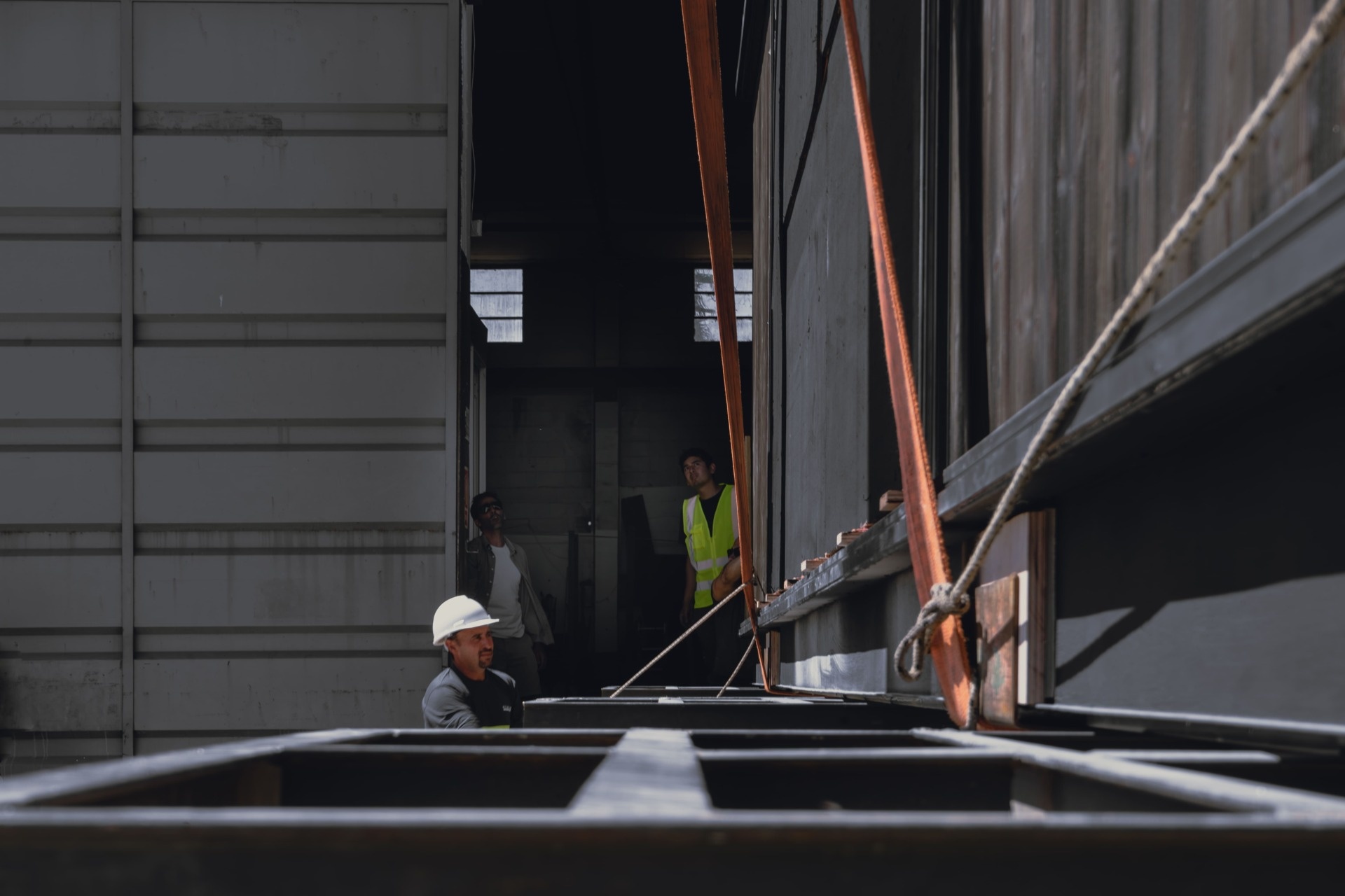 The journey of Casa Flor from factory to site highlights the prefabricated construction. Built entirely under controlled conditions, the home was transported and set into place with minimal disruption.