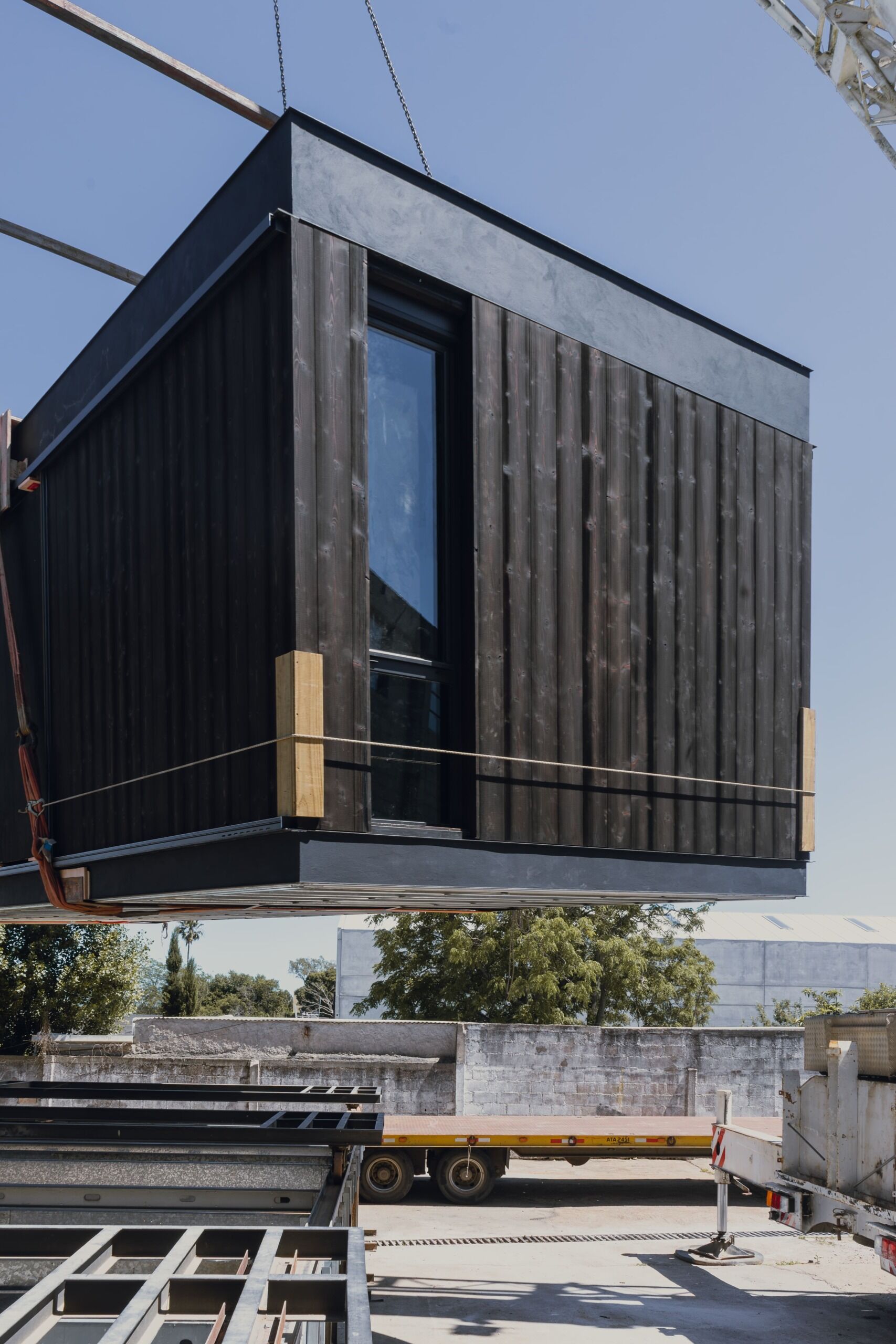 The journey of Casa Flor from factory to site highlights the prefabricated construction. Built entirely under controlled conditions, the home was transported and set into place with minimal disruption.