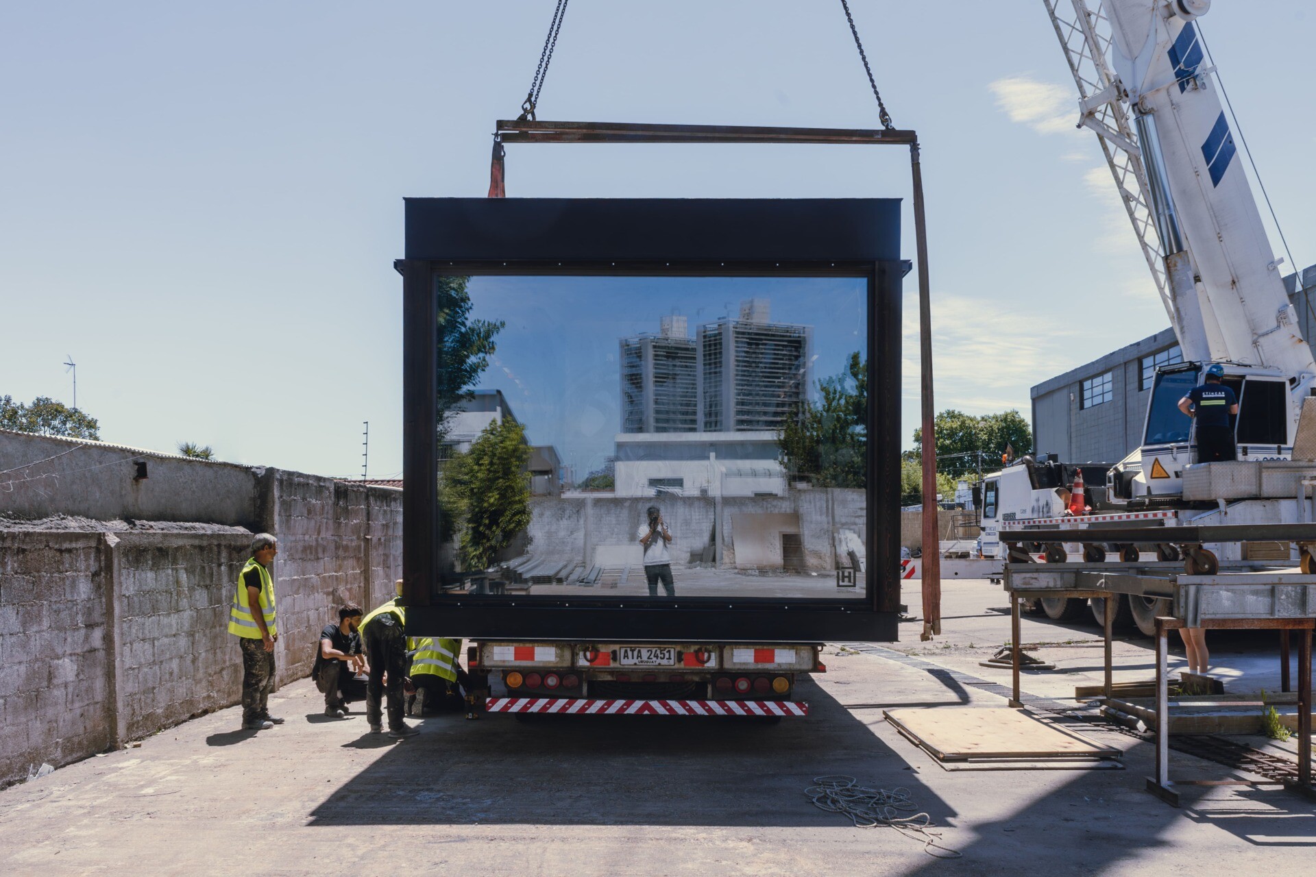 The journey of Casa Flor from factory to site highlights the prefabricated construction. Built entirely under controlled conditions, the home was transported and set into place with minimal disruption.