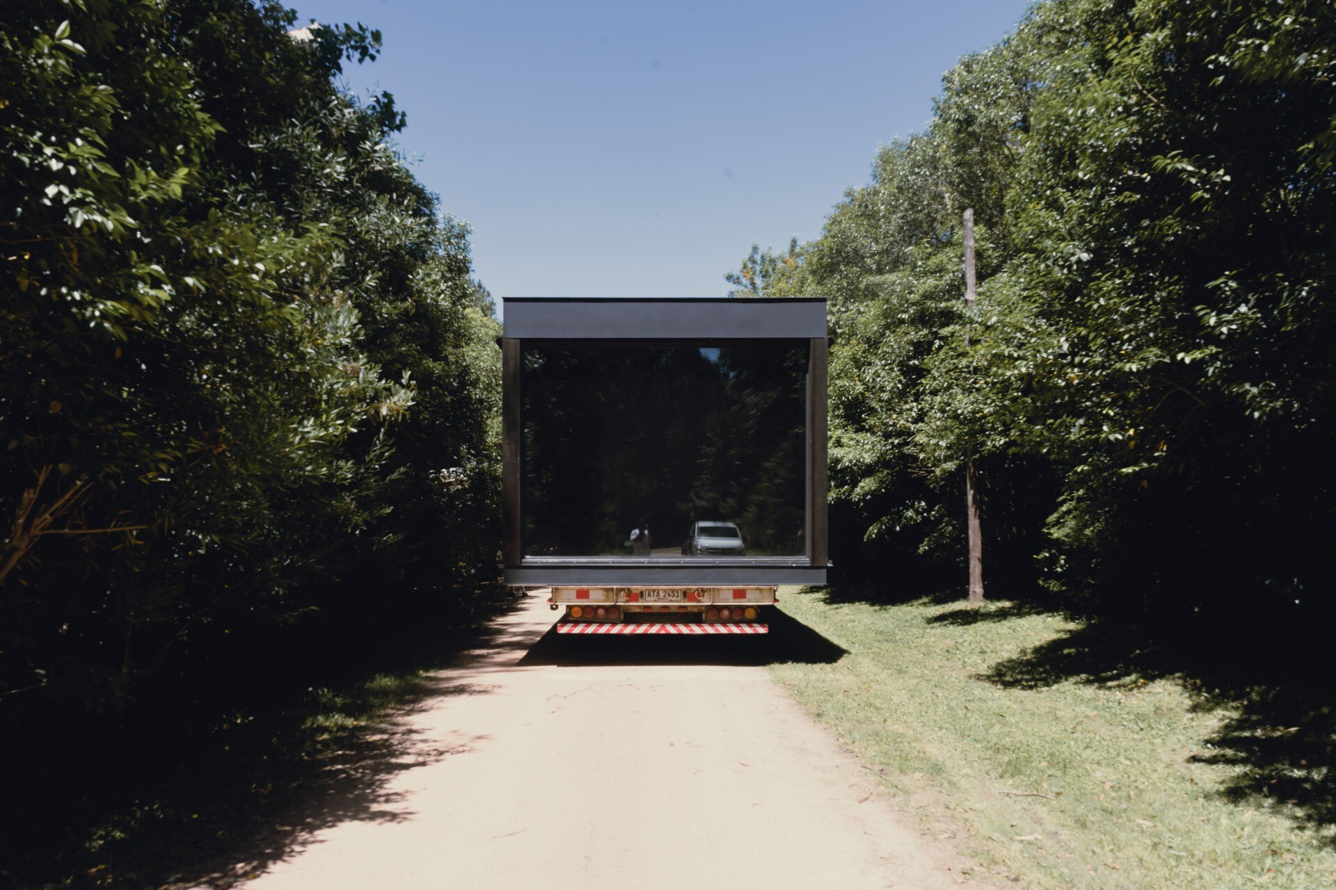 The journey of Casa Flor from factory to site highlights the prefabricated construction. Built entirely under controlled conditions, the home was transported and set into place with minimal disruption.