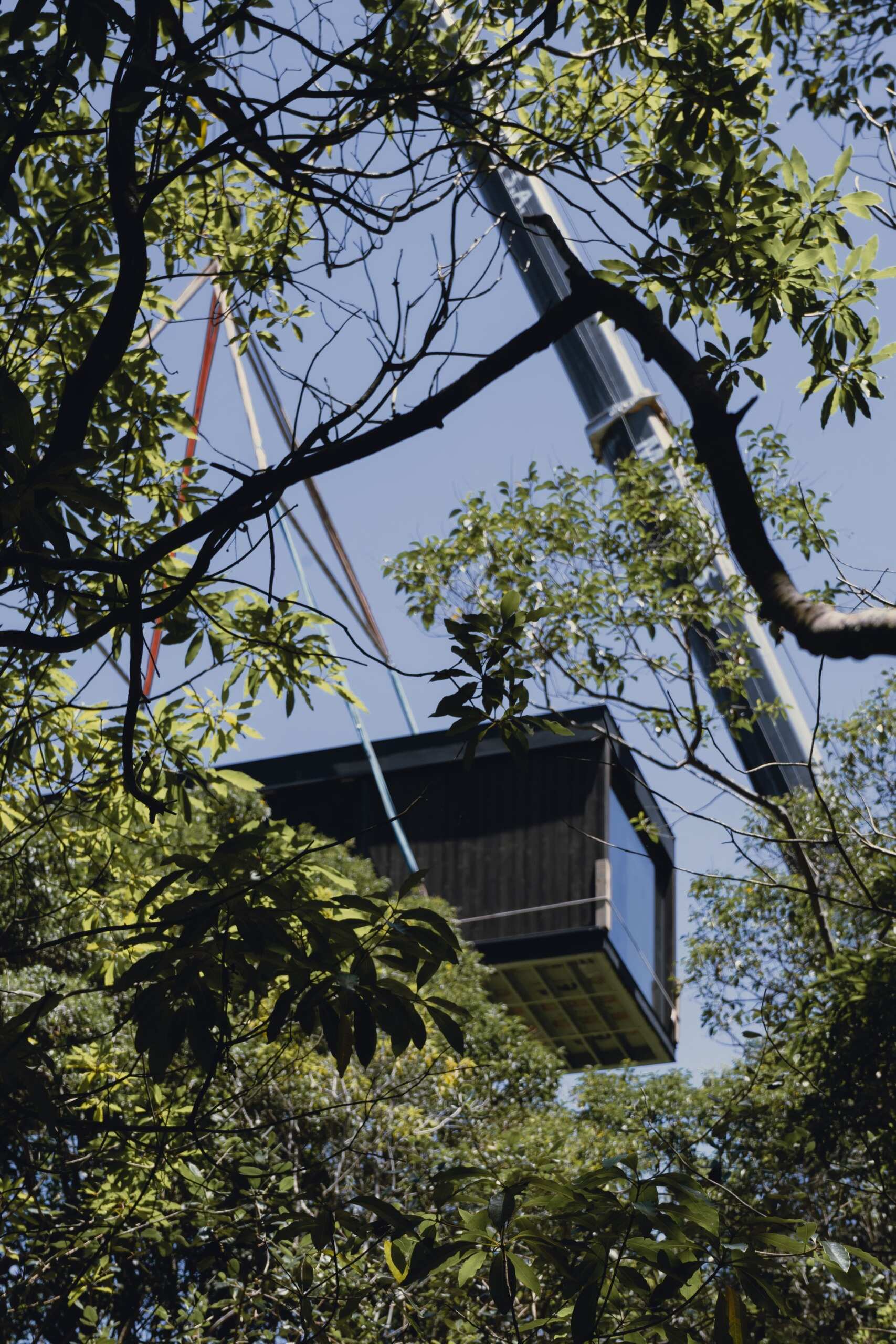 The journey of Casa Flor from factory to site highlights the prefabricated construction. Built entirely under controlled conditions, the home was transported and set into place with minimal disruption.