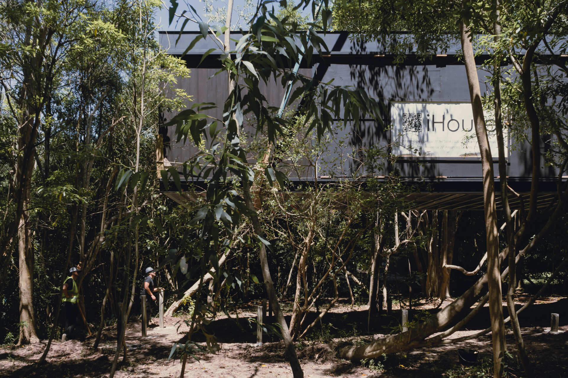 The journey of Casa Flor from factory to site highlights the prefabricated construction. Built entirely under controlled conditions, the home was transported and set into place with minimal disruption.