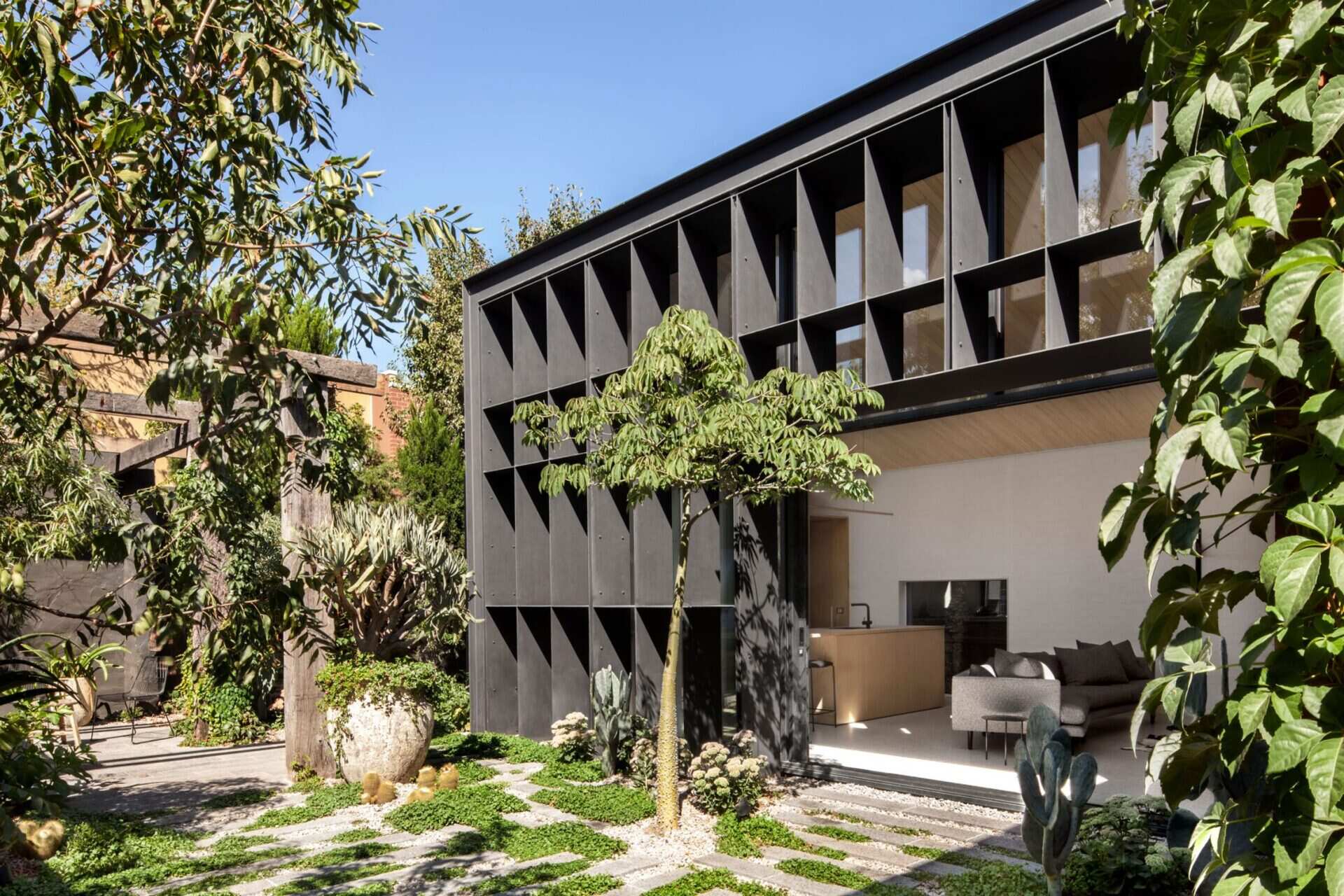 The new pavilion’s structural steel baffle regulates sunlight while casting dramatic shadows.