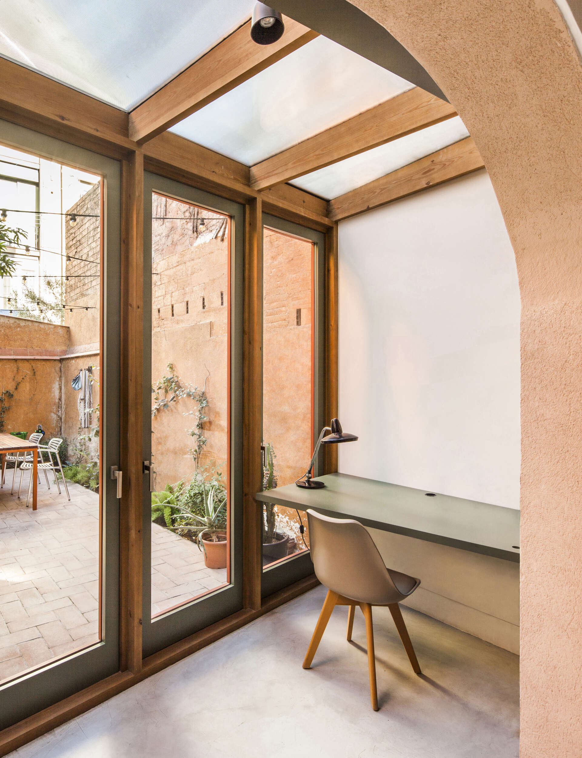 A study space has been integrated into this interior, directly connected to both the kitchen and the garden. This ensures natural light and views while keeping the work area central to the flow of the home.