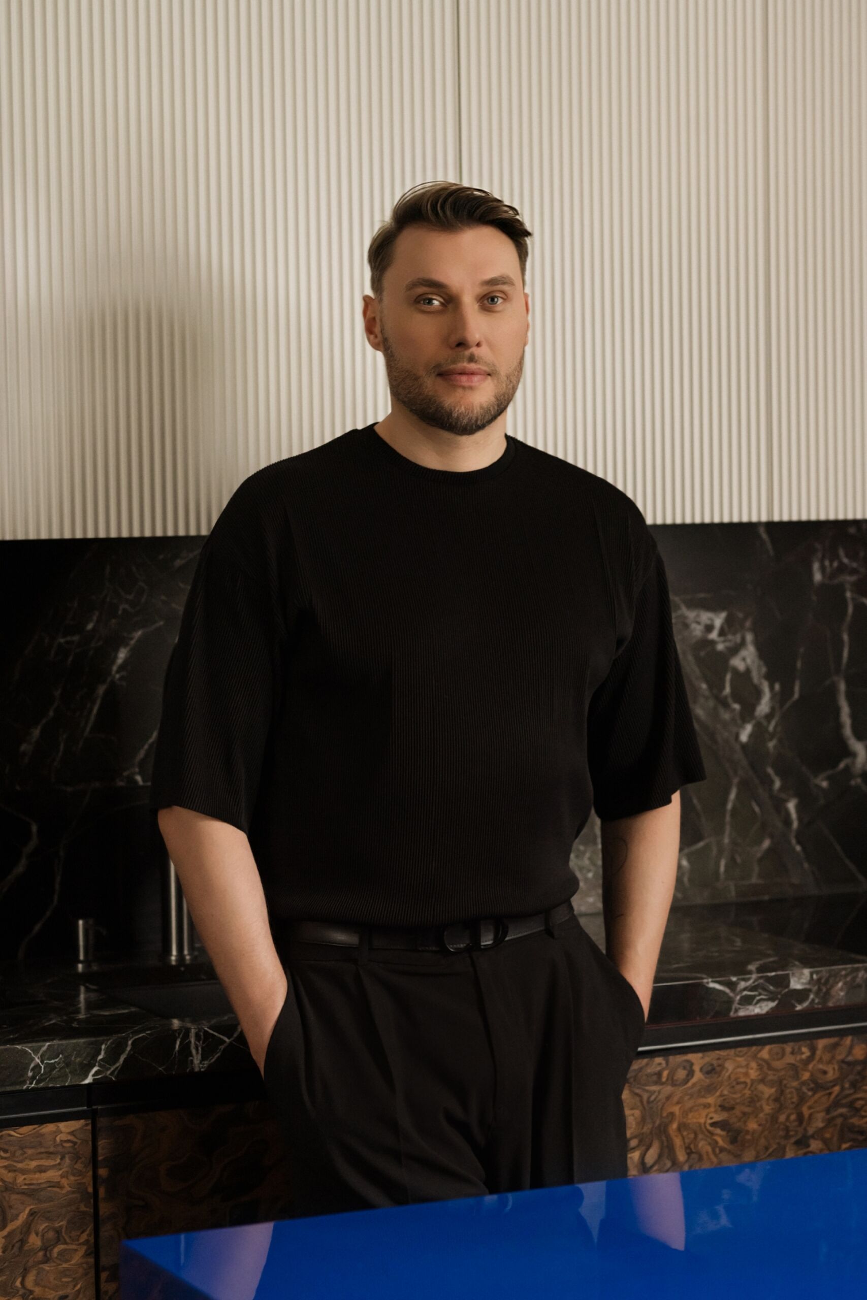 Inside a restored tenement in ?ód?, designer Piotr ?ucyan transforms a 34-square-metre apartment into a refined studio-meets-home. Every surface reflects his background in craft and fine art, creating a space that feels personal, layered, and full of intent.